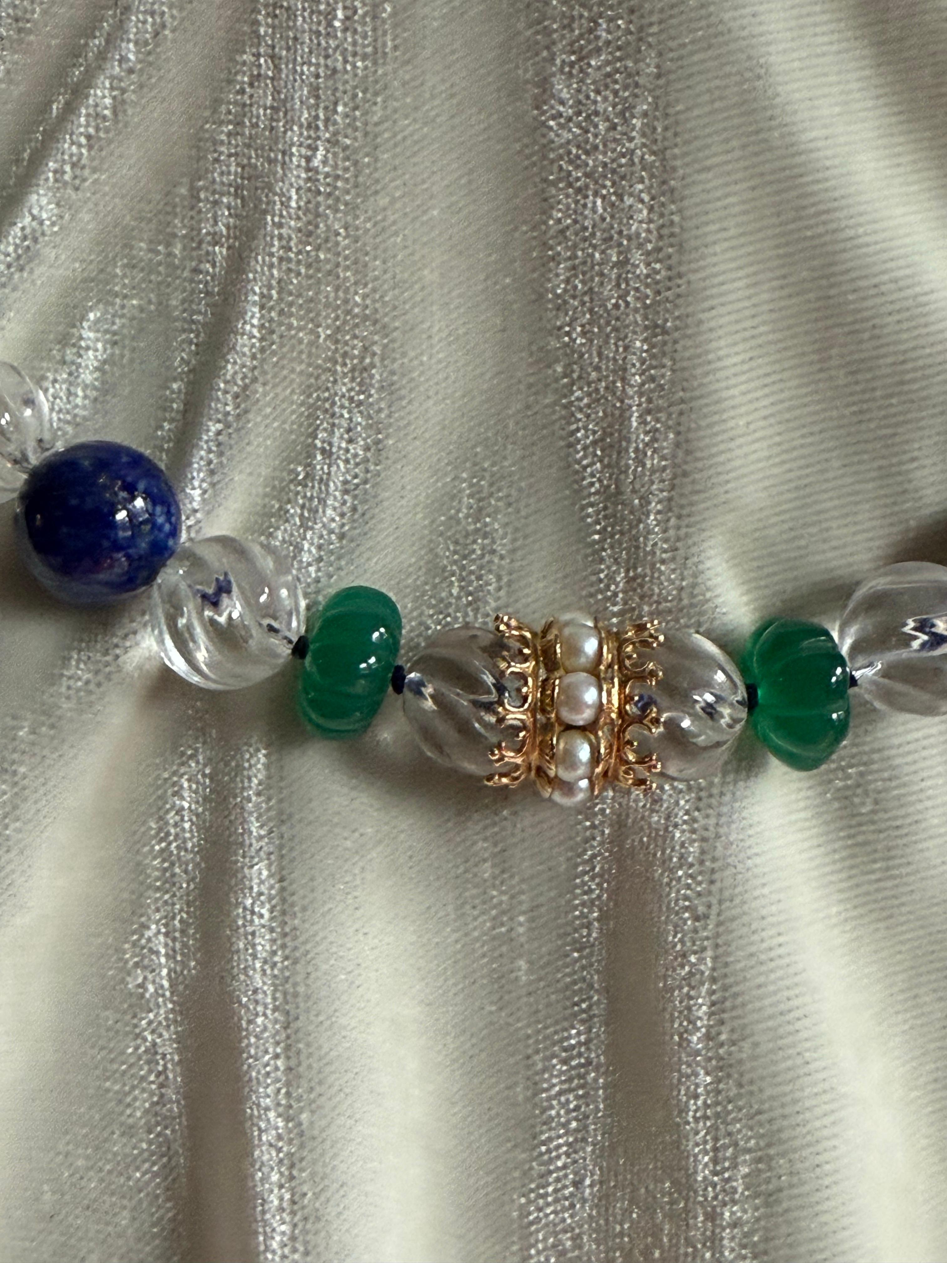 Eleganter Einzelstrang aus Bergkristall, Lapislazuli, grünem Onyx, Gold und Perle n (Gemischter Schliff) im Angebot