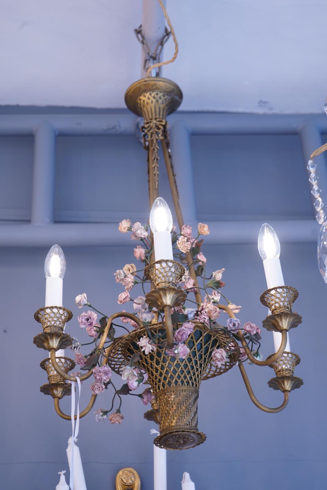Elegant Six-Arm Basket Brass and Porcelain Rose Chandelier In Excellent Condition In London, GB