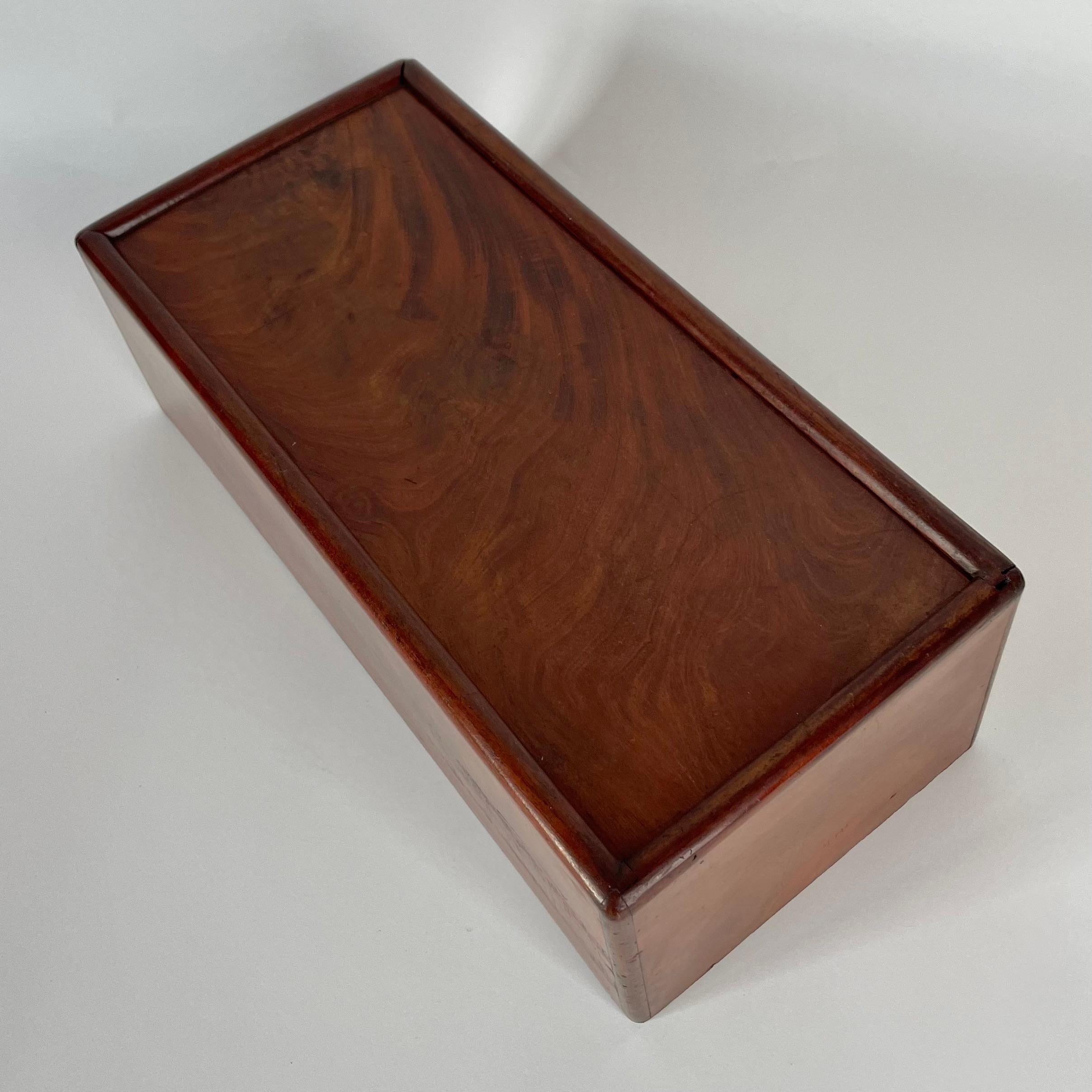 Elegant Sliding-Lid Box in mahogany for candles or cutlery. Empire, 1820s For Sale 6
