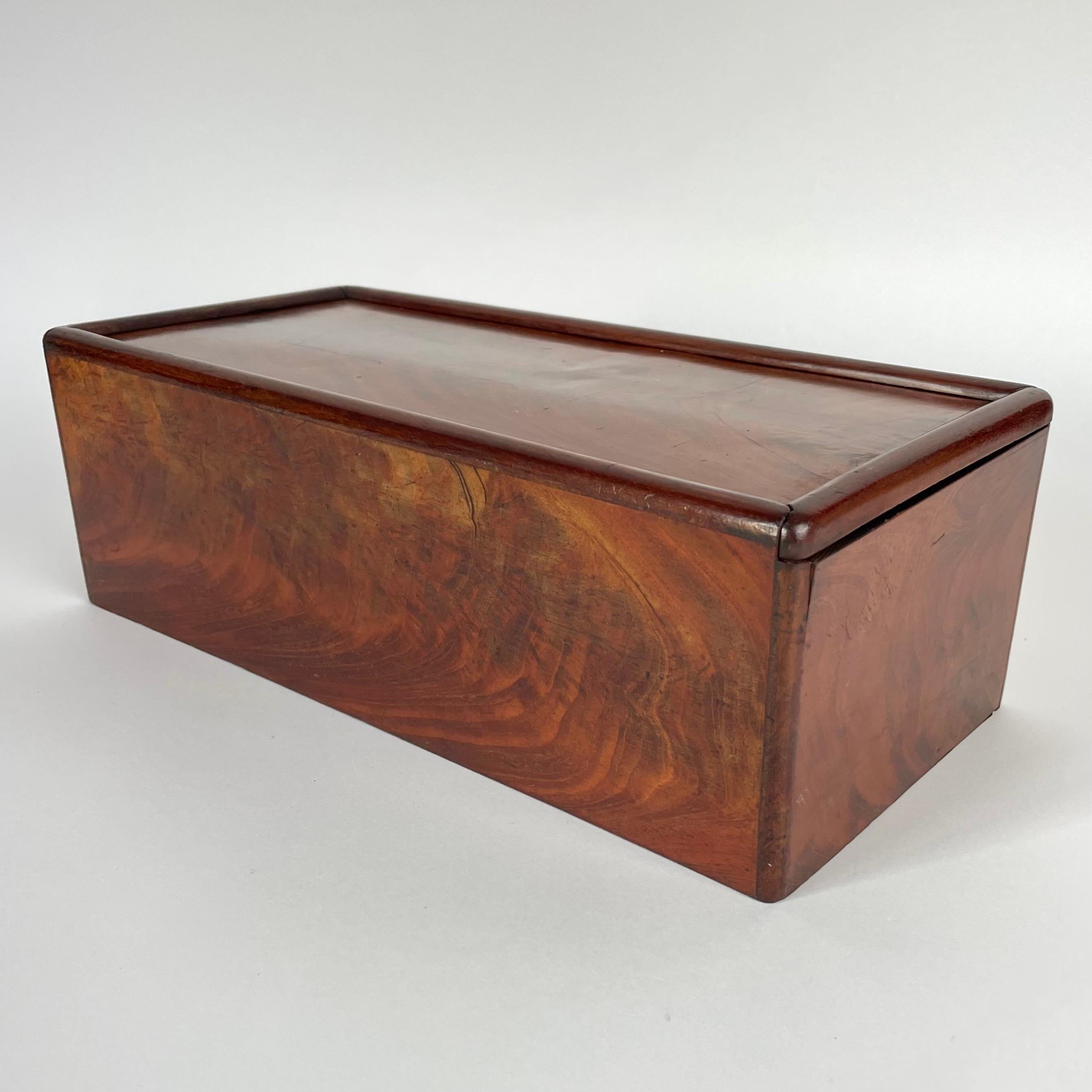 Very elegant Sliding-Lid Box in mahogany (Swietenia mahogoni) for candles, cutlery or other long narrow items. French Empire, 1820s-1830s.

Wear consistent with age and use 