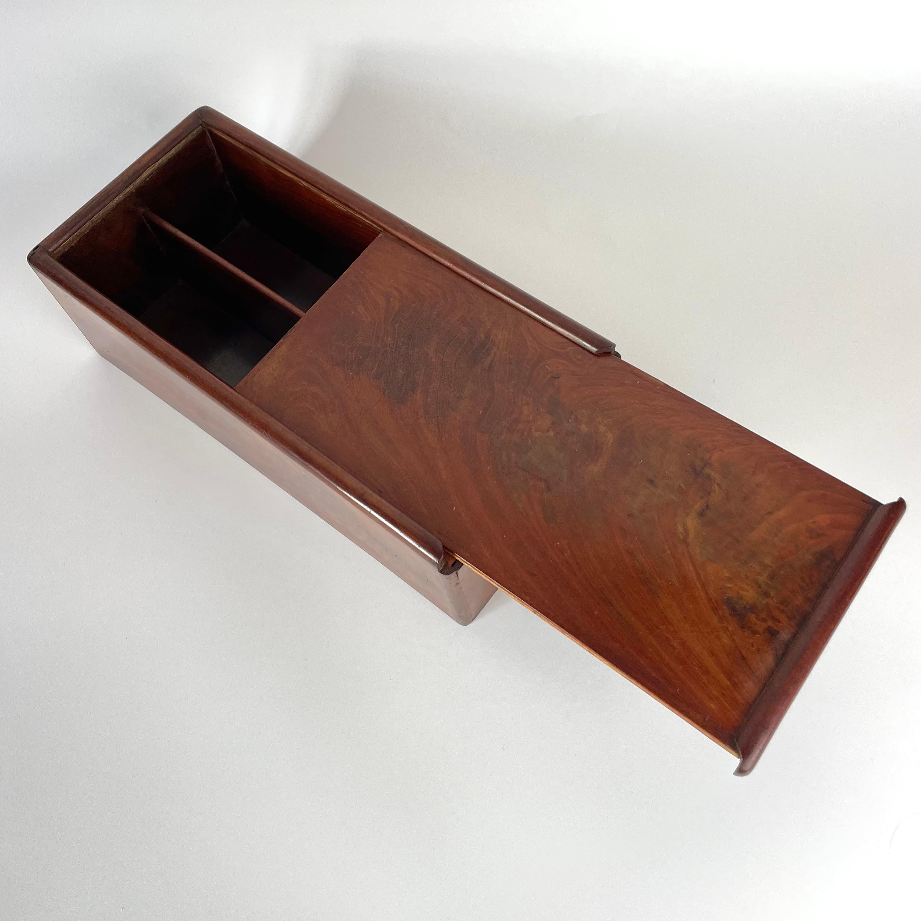 Elegant Sliding-Lid Box in mahogany for candles or cutlery. Empire, 1820s In Good Condition For Sale In Knivsta, SE