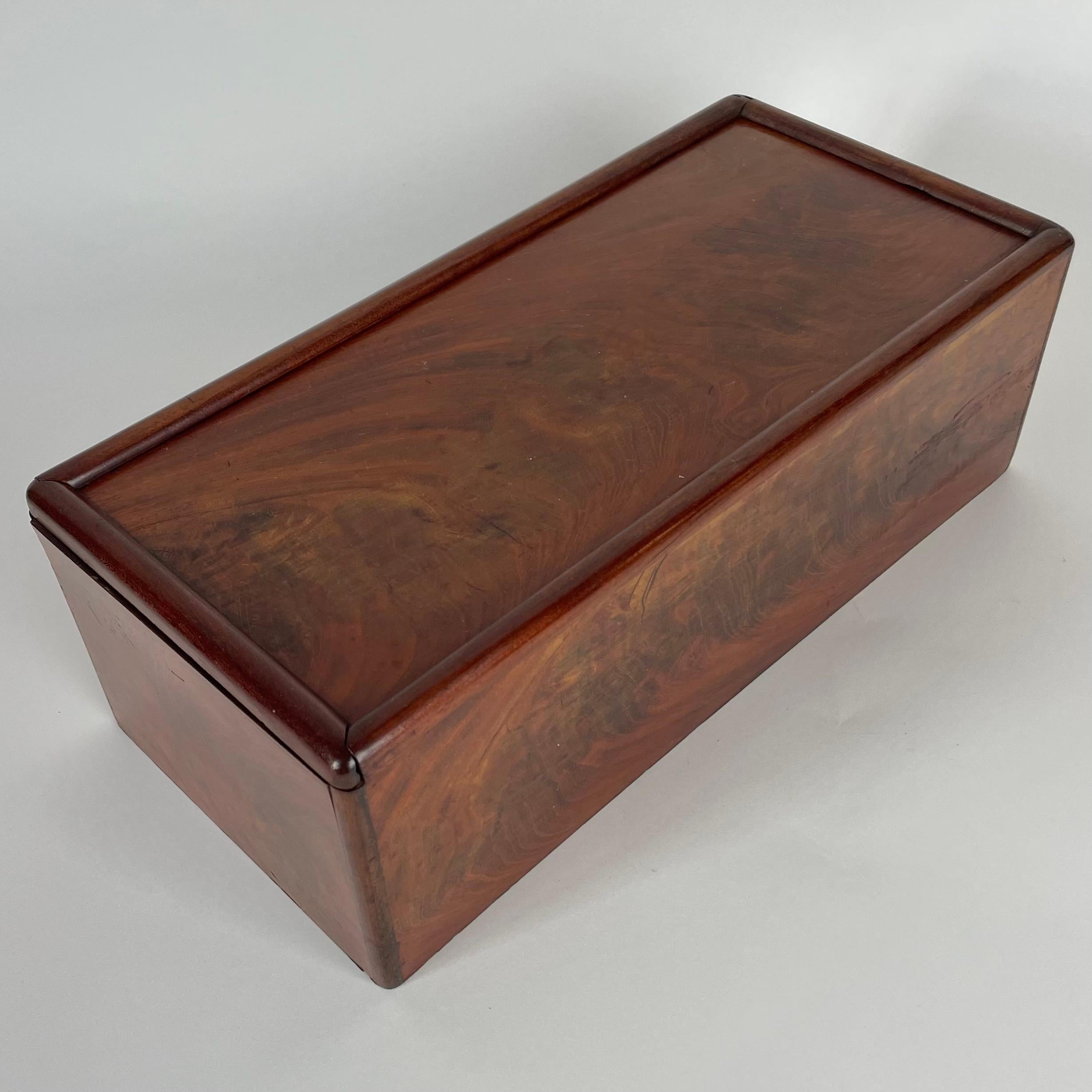 Elegant Sliding-Lid Box in mahogany for candles or cutlery. Empire, 1820s For Sale 1