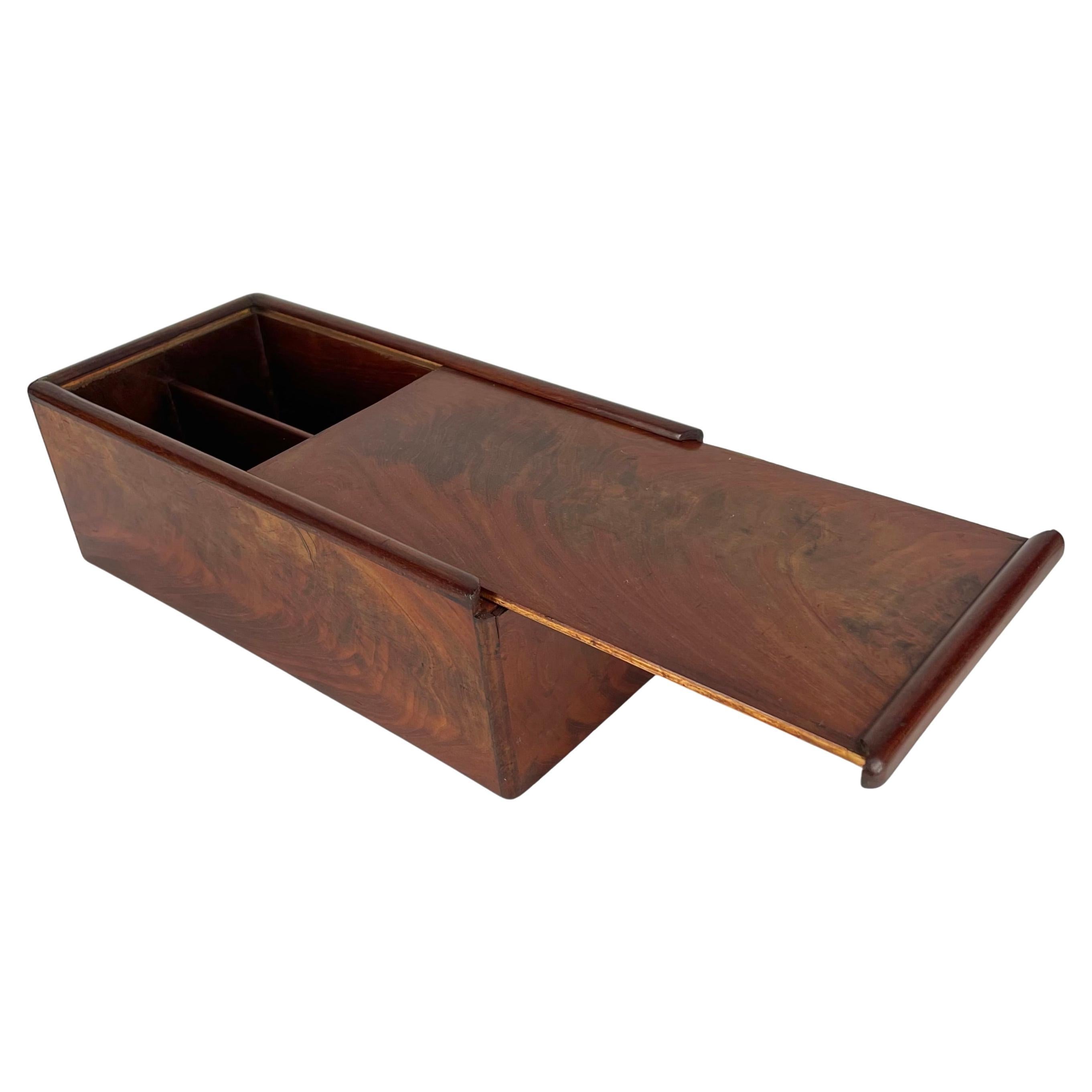Elegante caja de tapa corredera de caoba para velas o cubiertos. Imperio, década de 1820