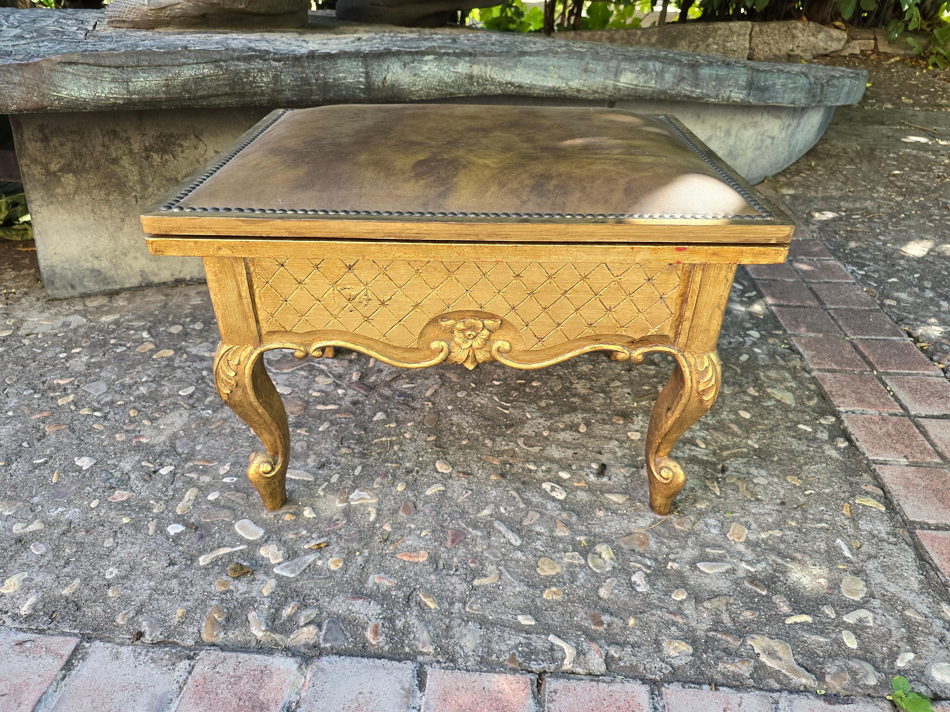 Arricchisci la tua casa con questa piccola panchina di charme degli anni '20. Realizzato in legno dorato e pelle, questo pezzo elegante combina la funzionalità con uno stile senza tempo, offrendo sia un fascino estetico che un pratico spazio di