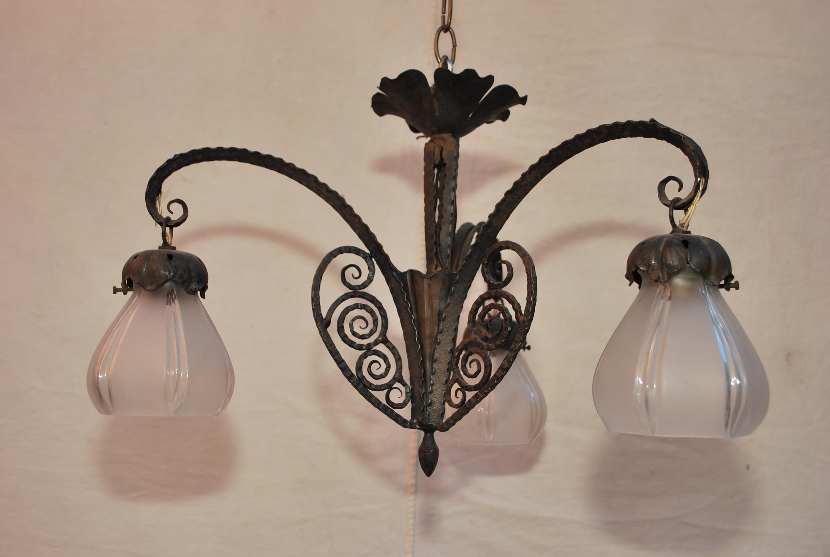 Early 20th Century Elegant small 1920's French wrought iron chandelier For Sale