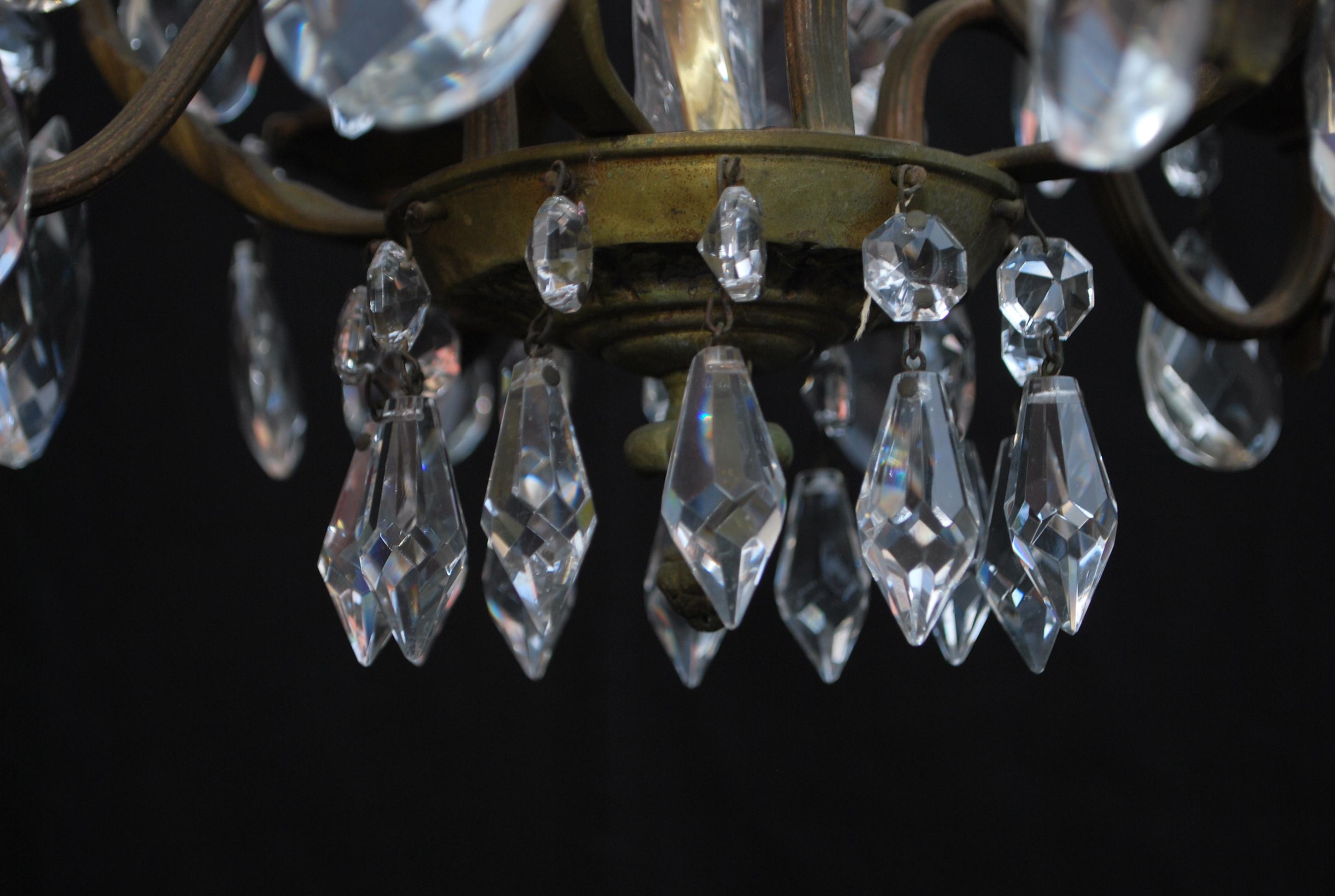 Metà XX secolo Eleganza di un piccolo lampadario di cristalli in vendita