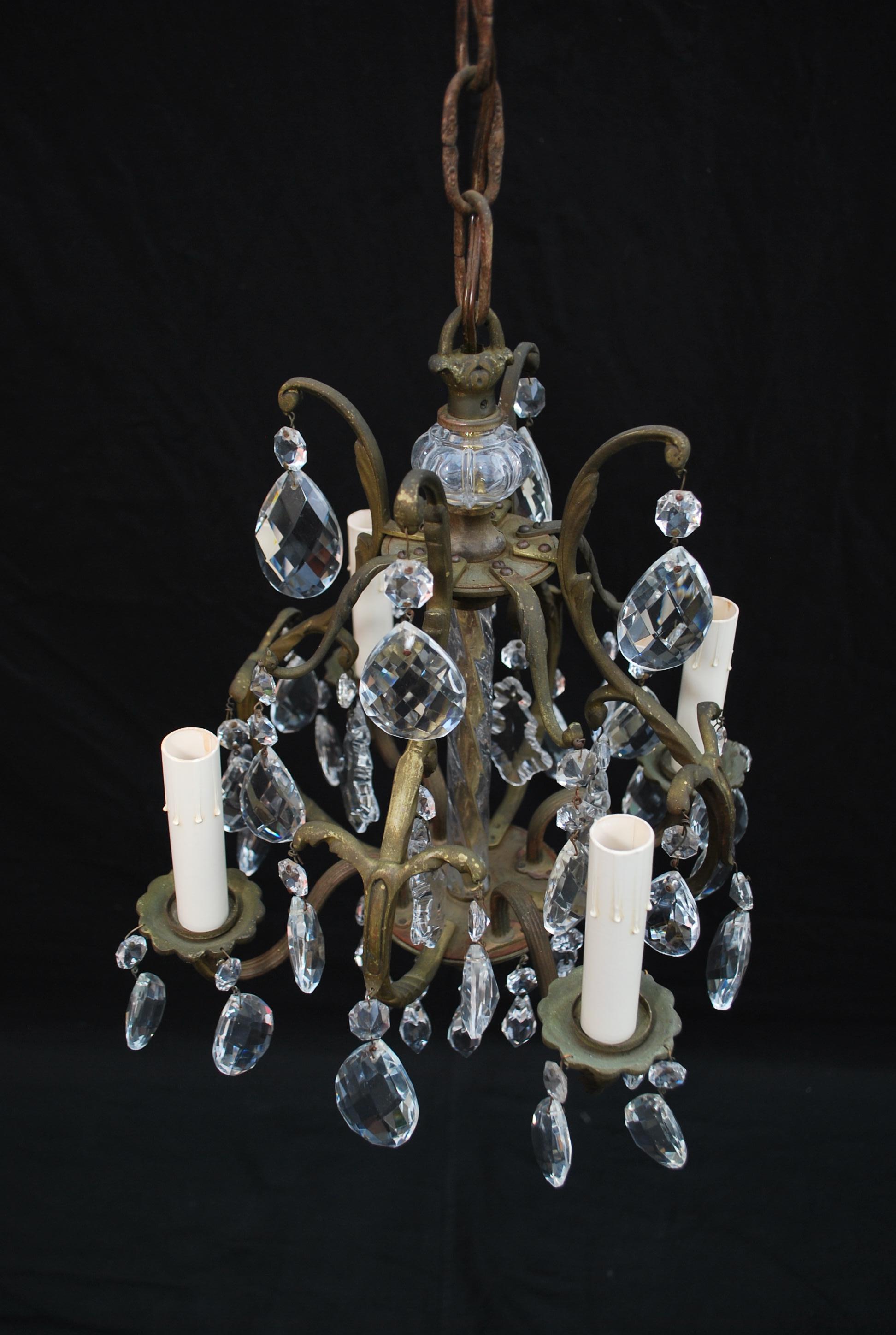 Ottone Eleganza di un piccolo lampadario di cristalli in vendita