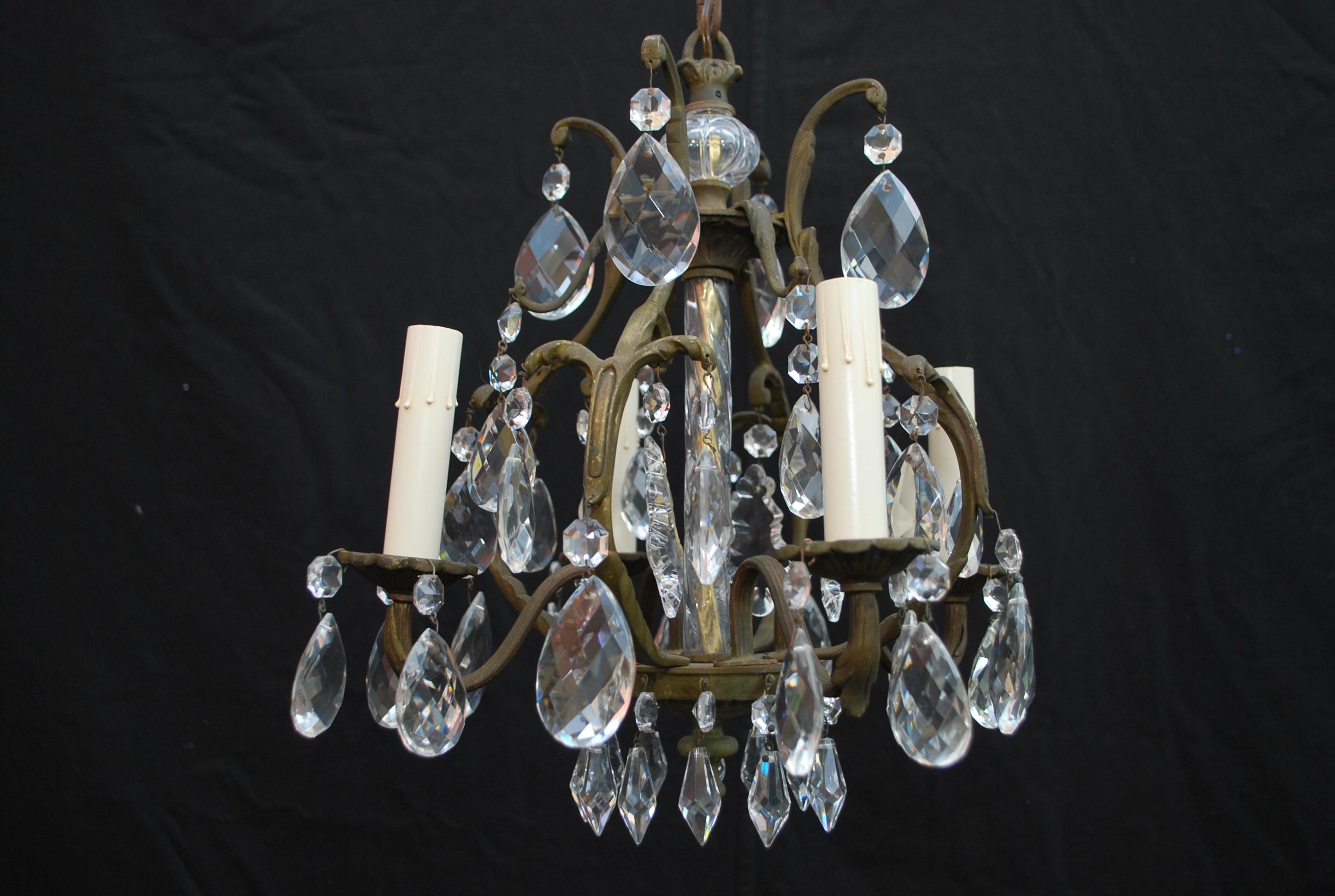 Eleganza di un piccolo lampadario di cristalli in vendita 1