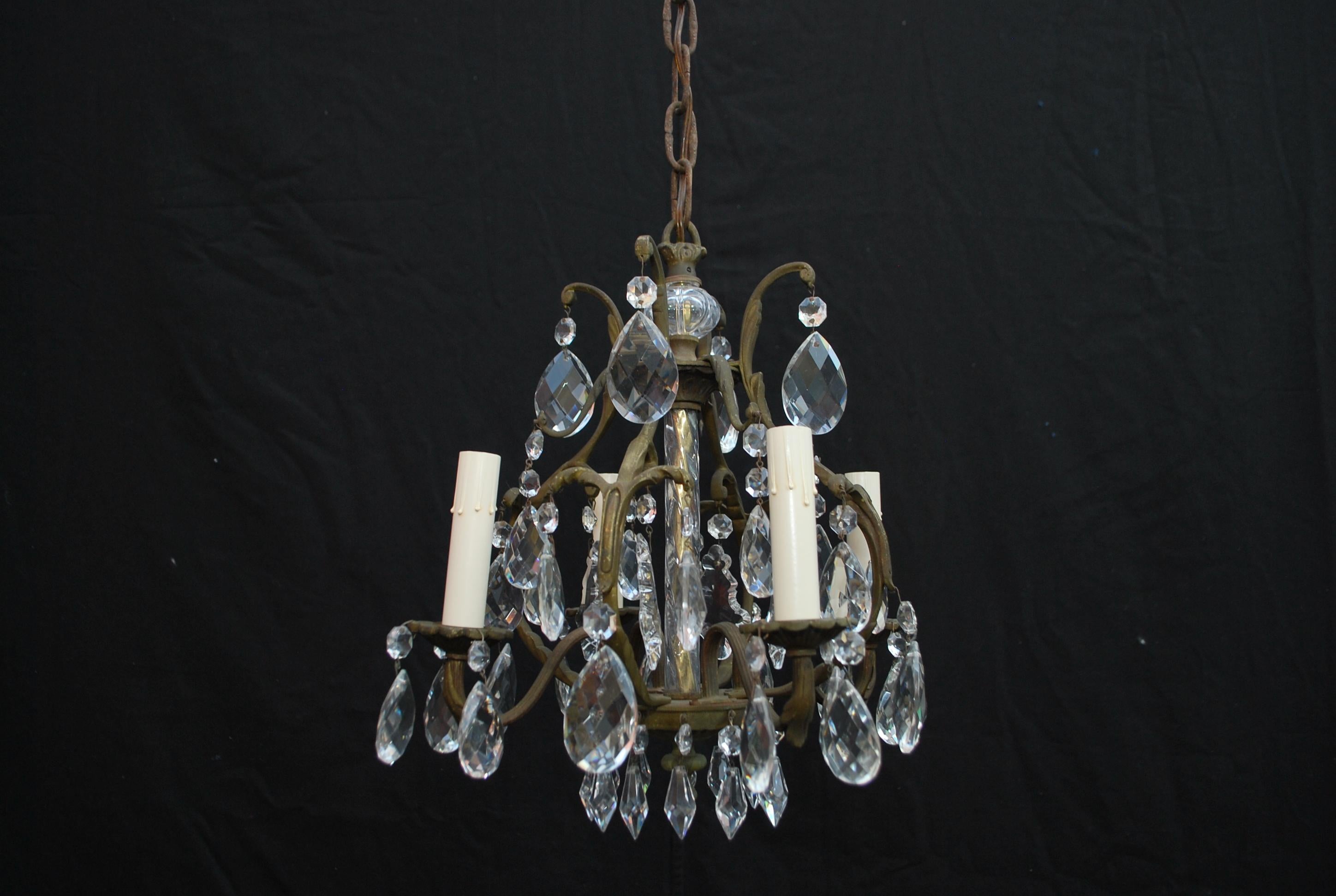 Eleganza di un piccolo lampadario di cristalli in vendita 2