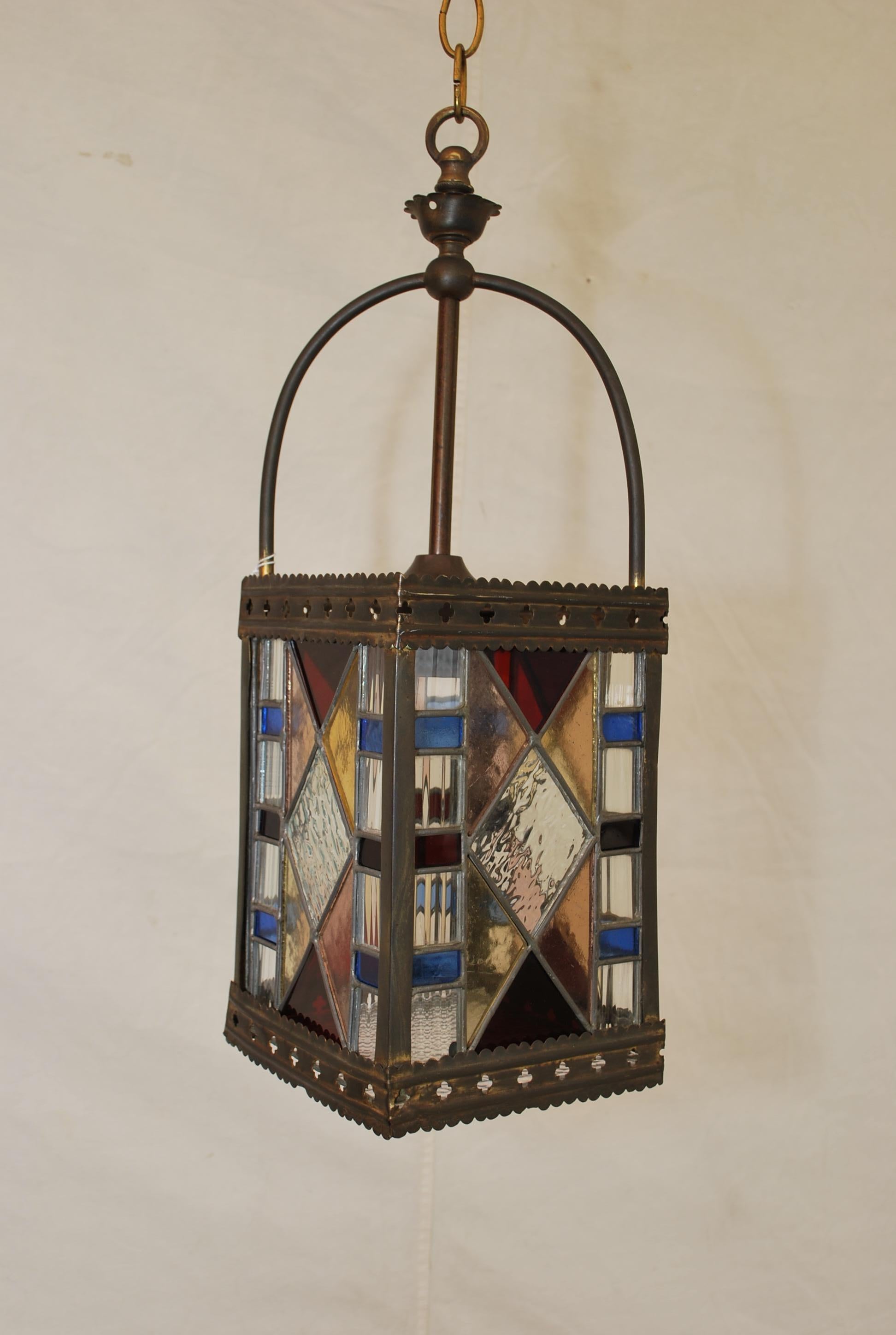 Une jolie petite lanterne française en verre teinté des années 1920, la patine est très présente. 
