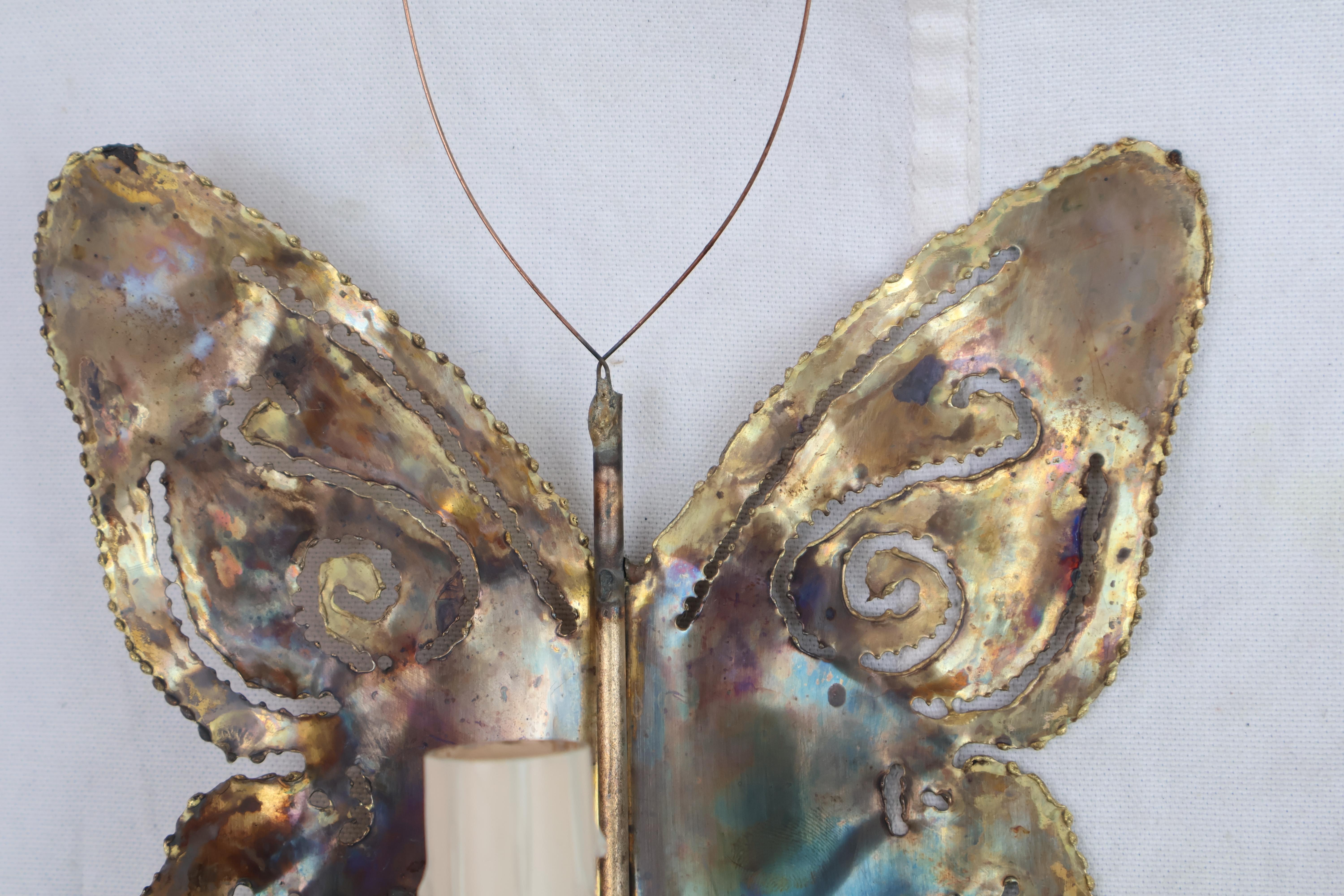 Hand-Crafted Elegant small pair of 1970's butterfly brass sconces, ( brutalist style ) For Sale