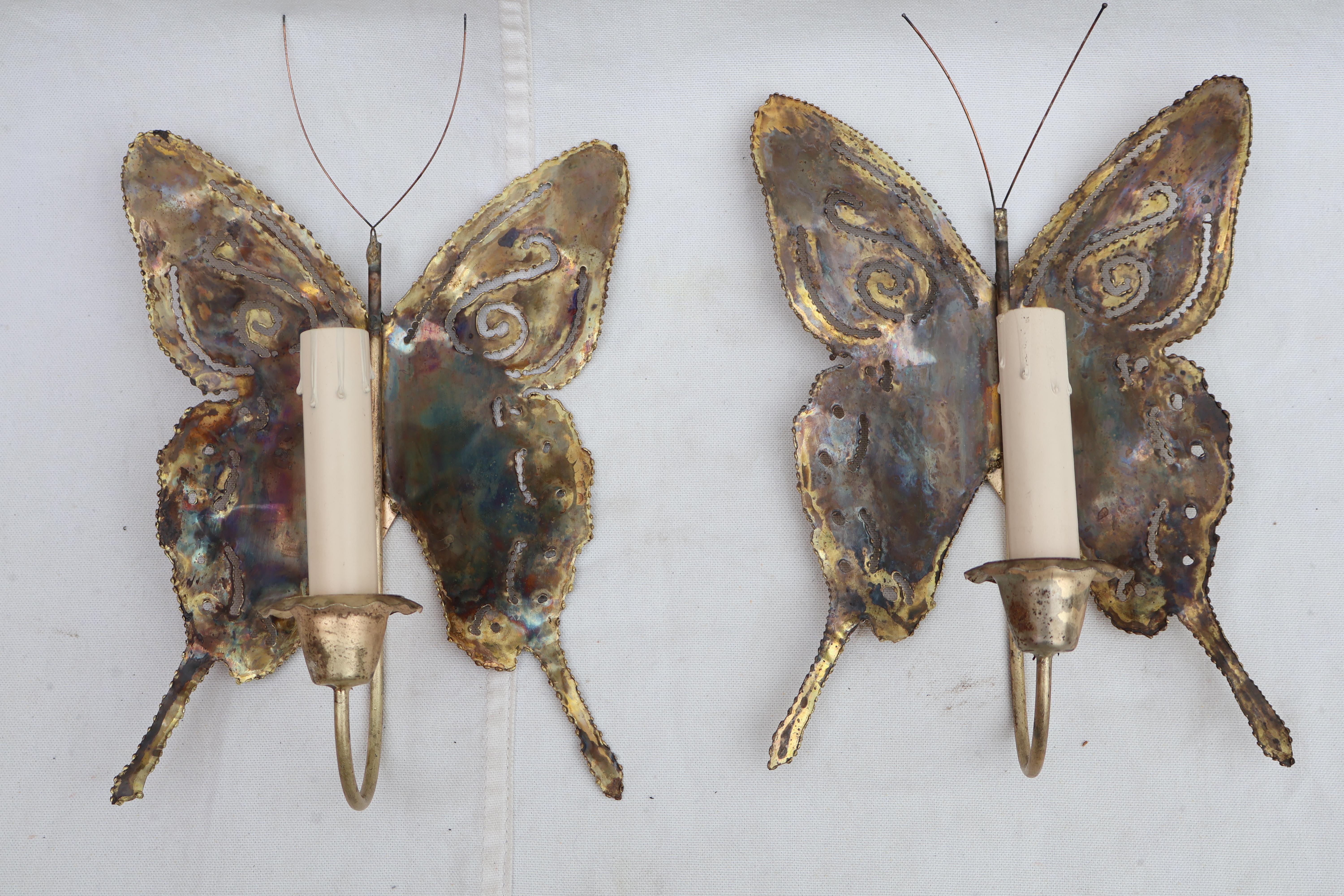 Elegant small pair of 1970's butterfly brass sconces, ( brutalist style ) In Good Condition For Sale In Los Angeles, CA