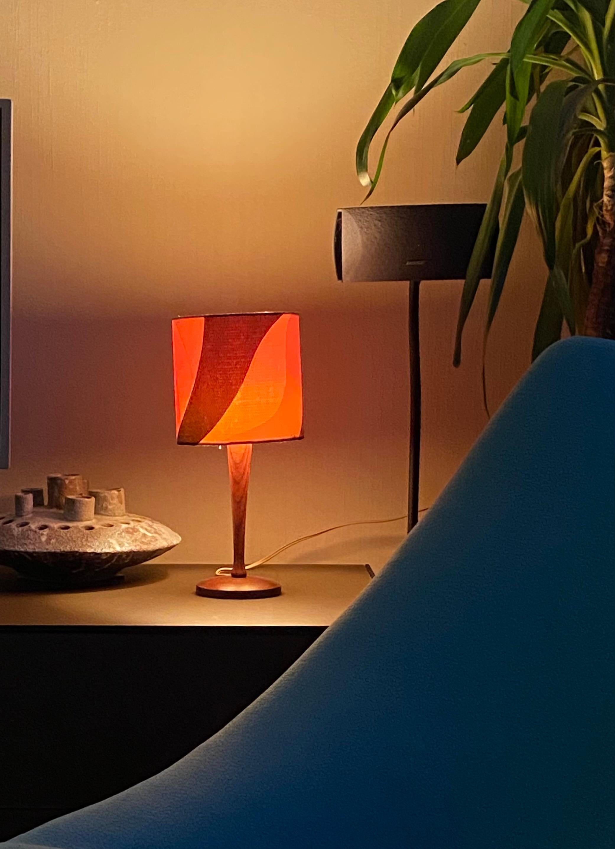 Elegante kleine dänische Tischlampe aus Teakholz im Angebot 6