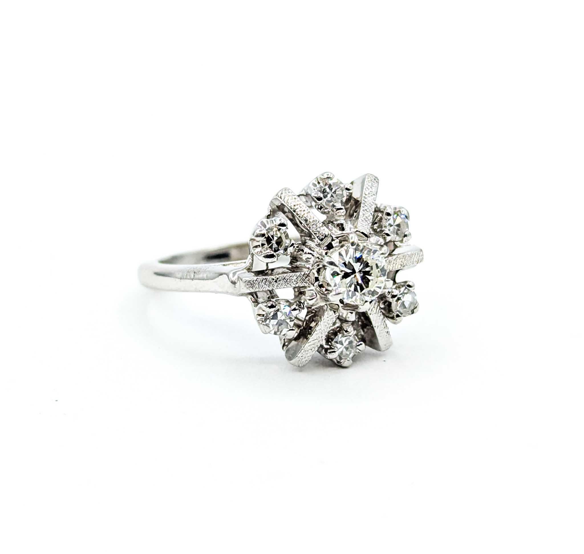 Elegante Anillo de Diamantes Copo de Nieve en Oro Blanco de 14k

Presentamos este hermoso anillo elaborado en oro blanco de 14 quilates, el Anillo de Diamantes Copo de Nieve, que muestra una impresionante disposición de diamantes que se asemeja a