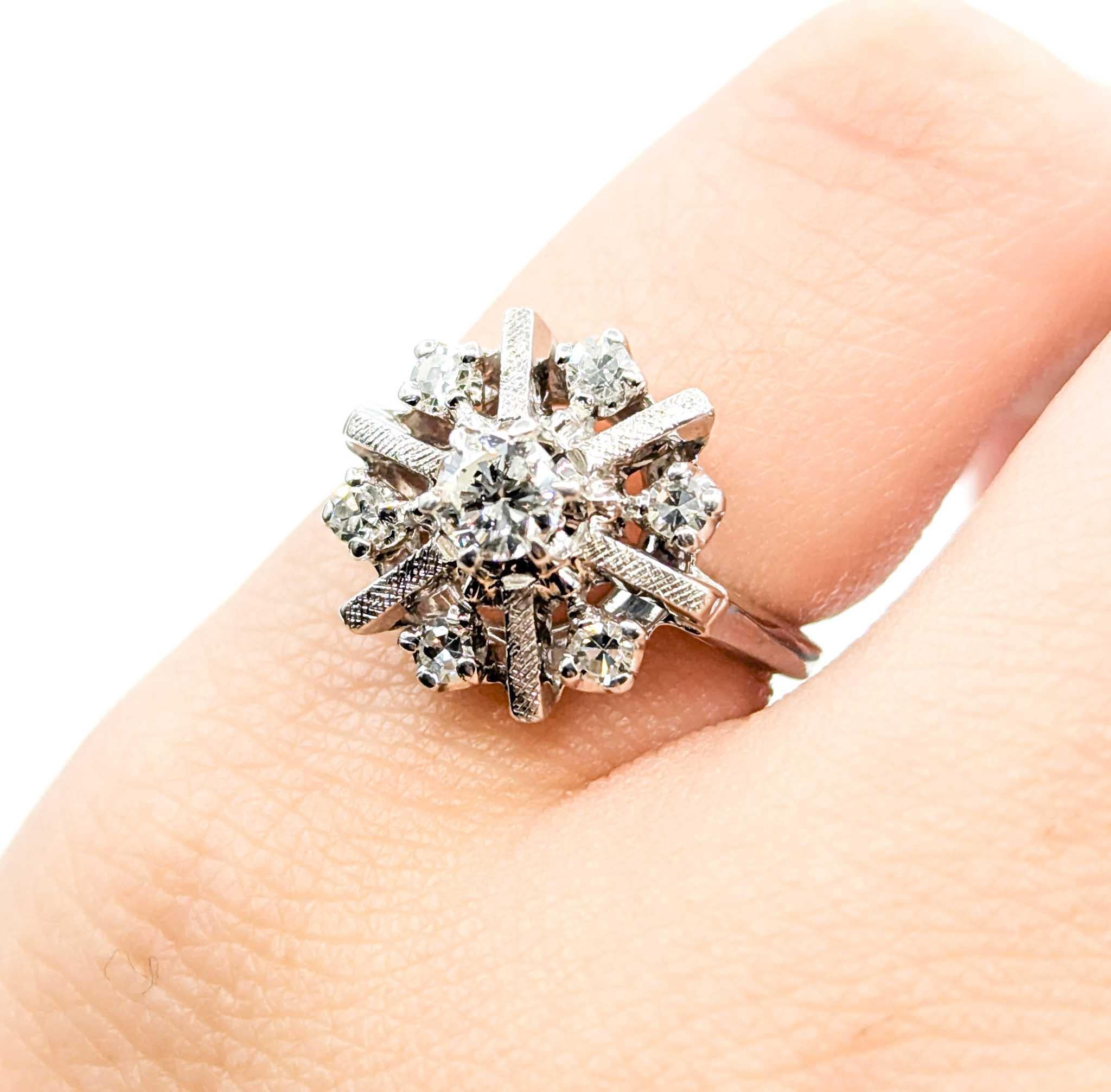 Elegante Anillo de Diamantes Copo de Nieve en Oro Blanco de 14k en Excelente estado para la venta en Bloomington, MN