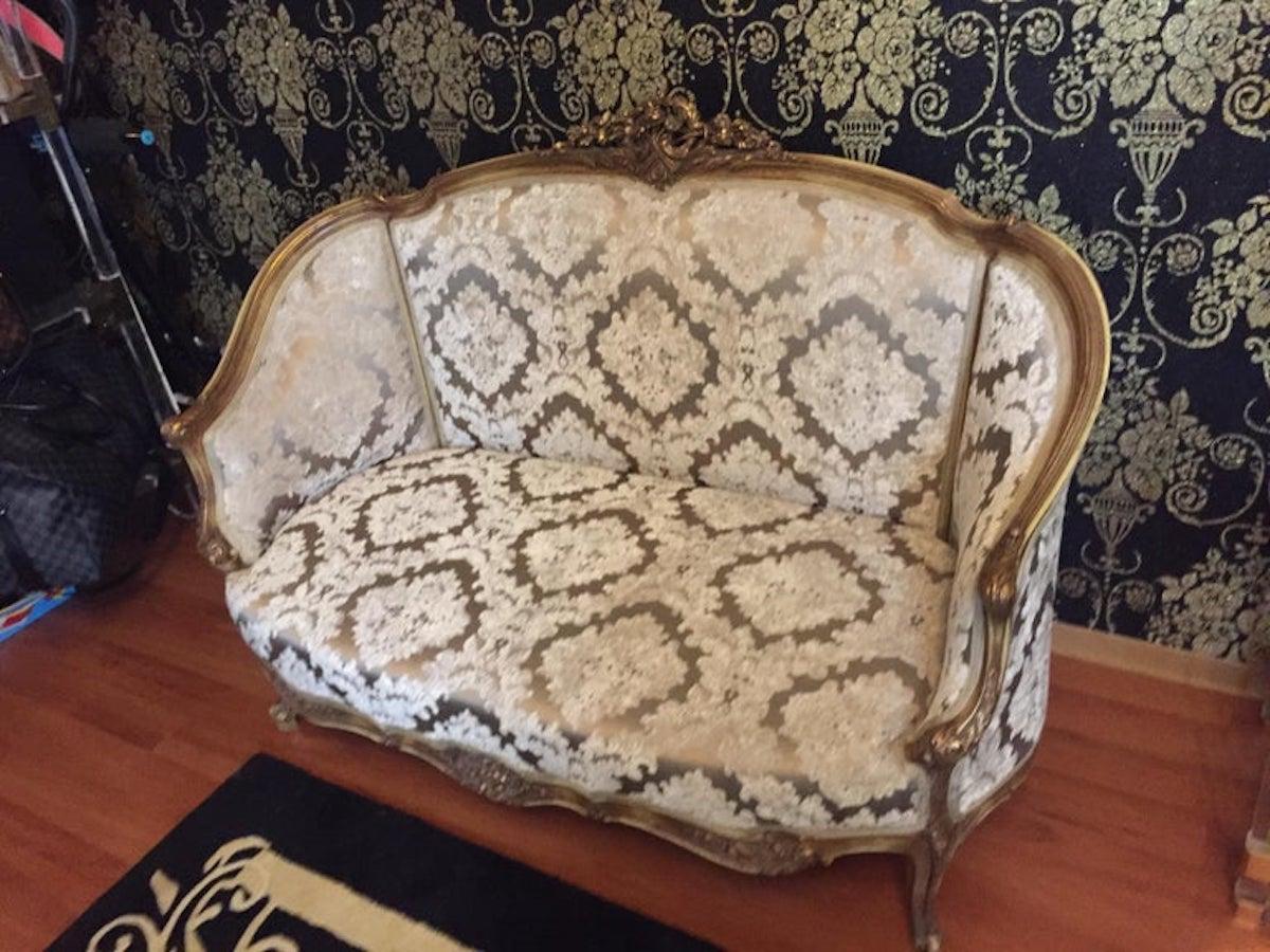 Elegantes Sofa Canapé Couch in Antique Louis XV Stil Buche Hand geschnitzt im Angebot 7