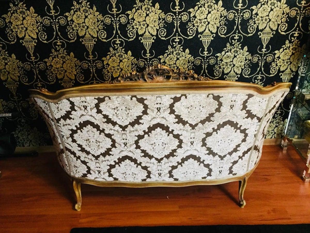 Elegantes Sofa Canapé Couch in Antique Louis XV Stil Buche Hand geschnitzt im Angebot 11