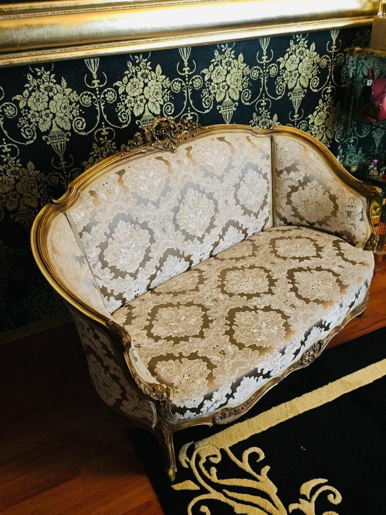 Elegantes Sofa Canapé Couch in Antique Louis XV Stil Buche Hand geschnitzt im Angebot 2