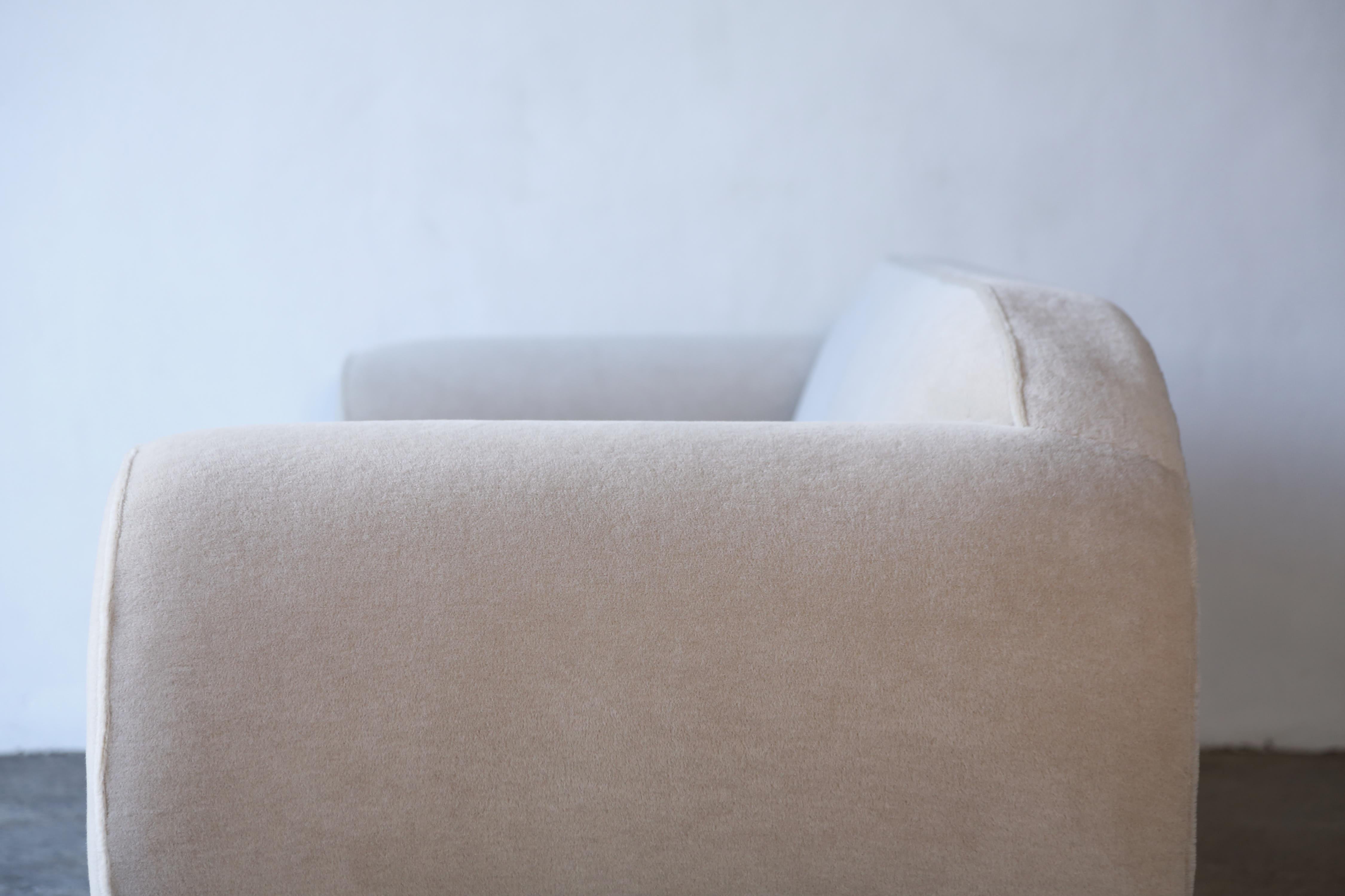 Elegant Sofa Upholstered in Pure Alpaca In Excellent Condition For Sale In LEWES, GB