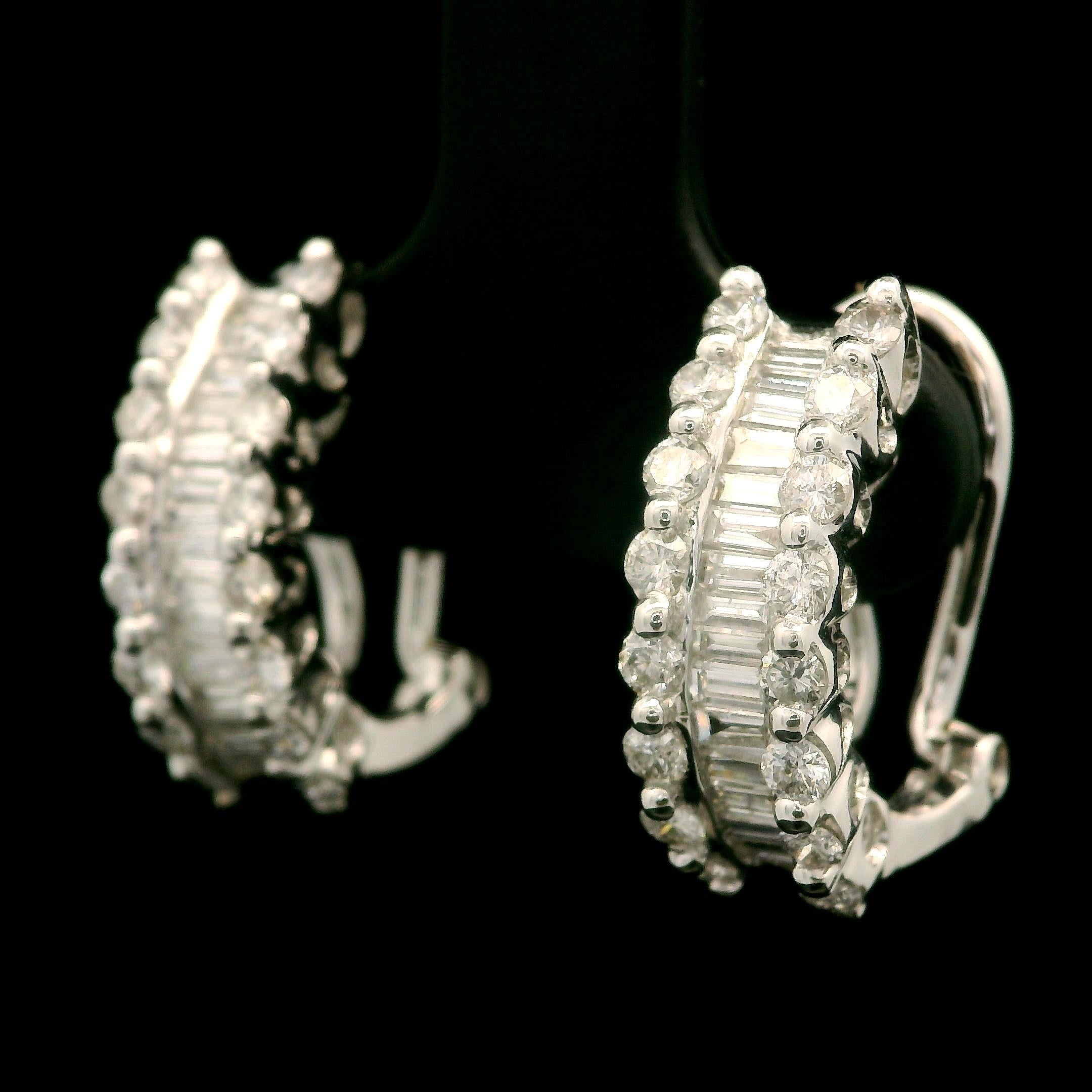 Eleganti orecchini da polso in oro bianco massiccio con diamanti tondi e baguette da 1,29 carati in vendita 5