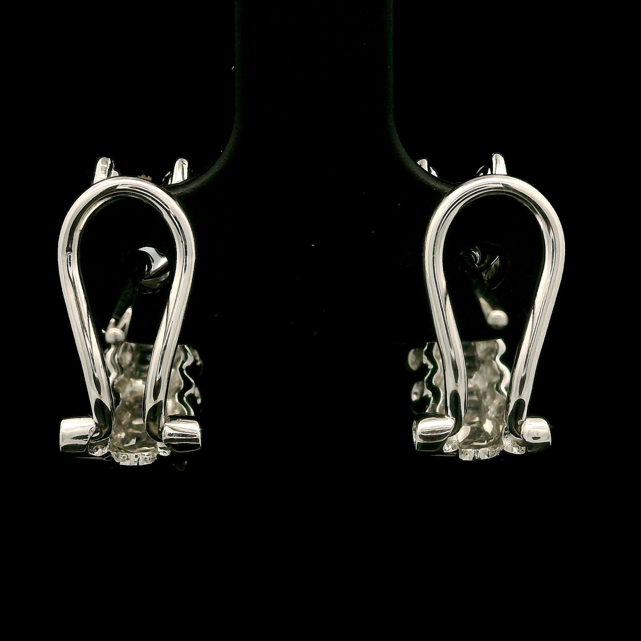 -A. Stone
(63) Diamanti naturali autentici - 32 diamanti rotondi taglio brillante e 31 diamanti affusolati taglio baguette - incastonati - brillante - colore G/H - purezza SI1-I2 - 1,29ctw (esatto)

Materiale: Oro bianco massiccio 18k 
Peso: 5.37