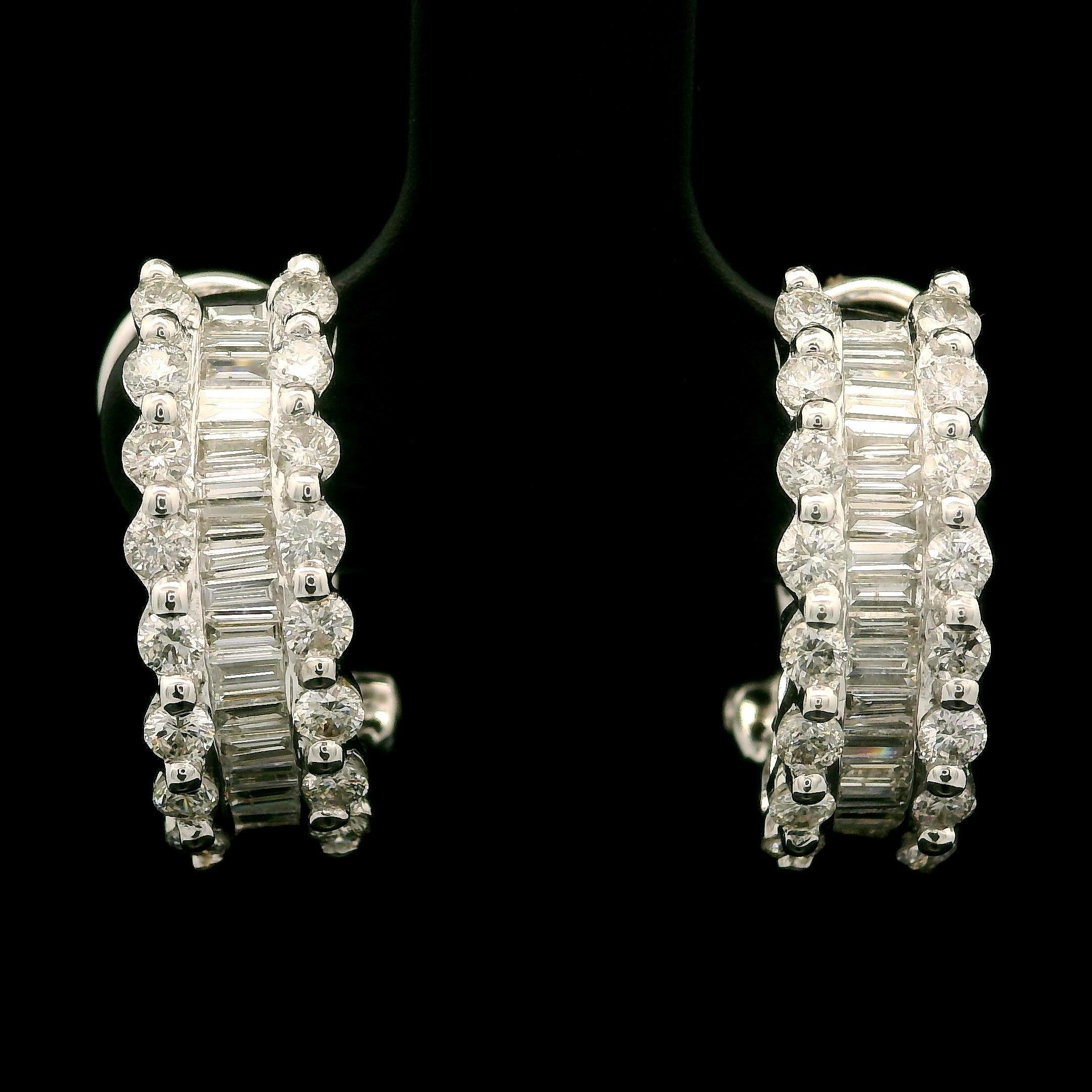 Eleganti orecchini da polso in oro bianco massiccio con diamanti tondi e baguette da 1,29 carati in vendita 3
