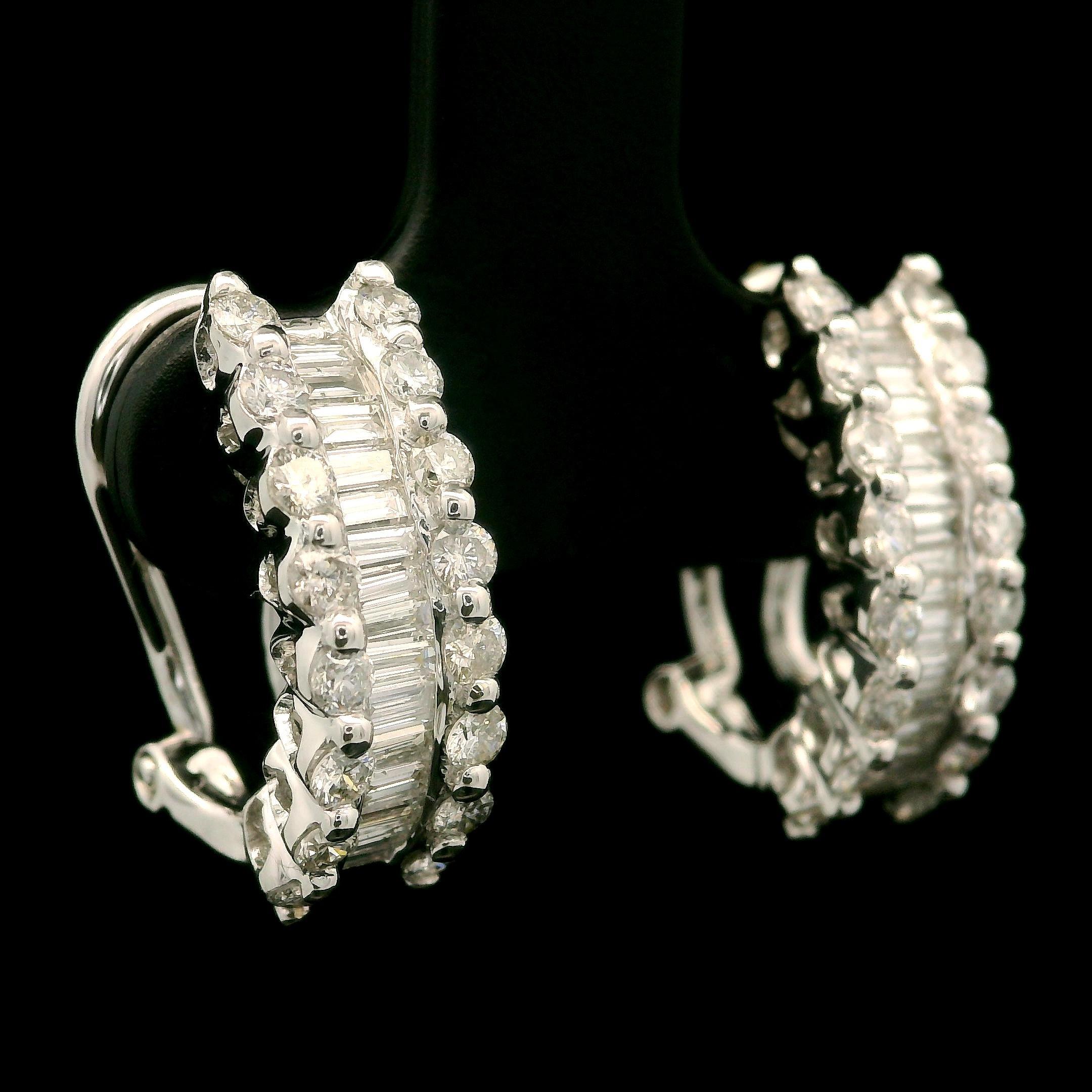 Eleganti orecchini da polso in oro bianco massiccio con diamanti tondi e baguette da 1,29 carati in vendita 4
