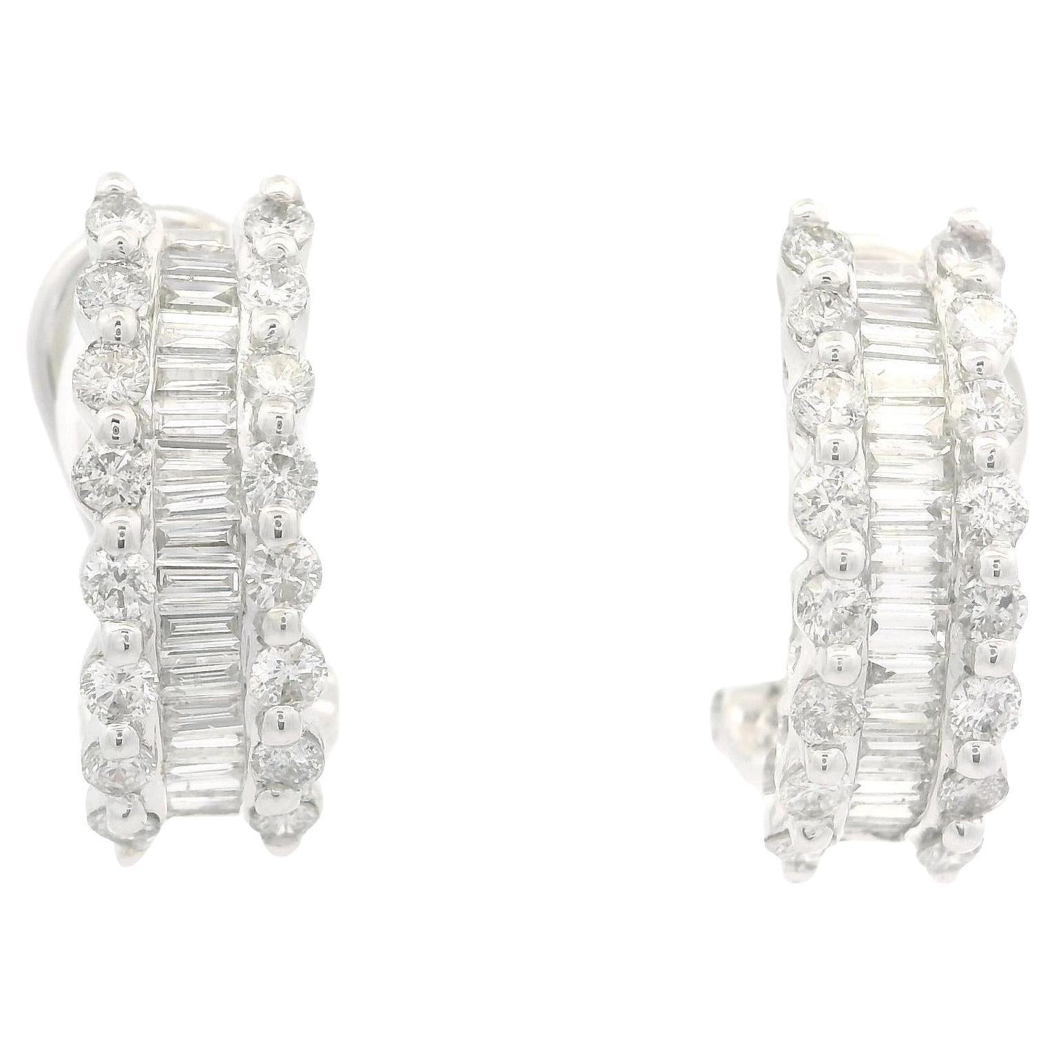 Eleganti orecchini da polso in oro bianco massiccio con diamanti tondi e baguette da 1,29 carati