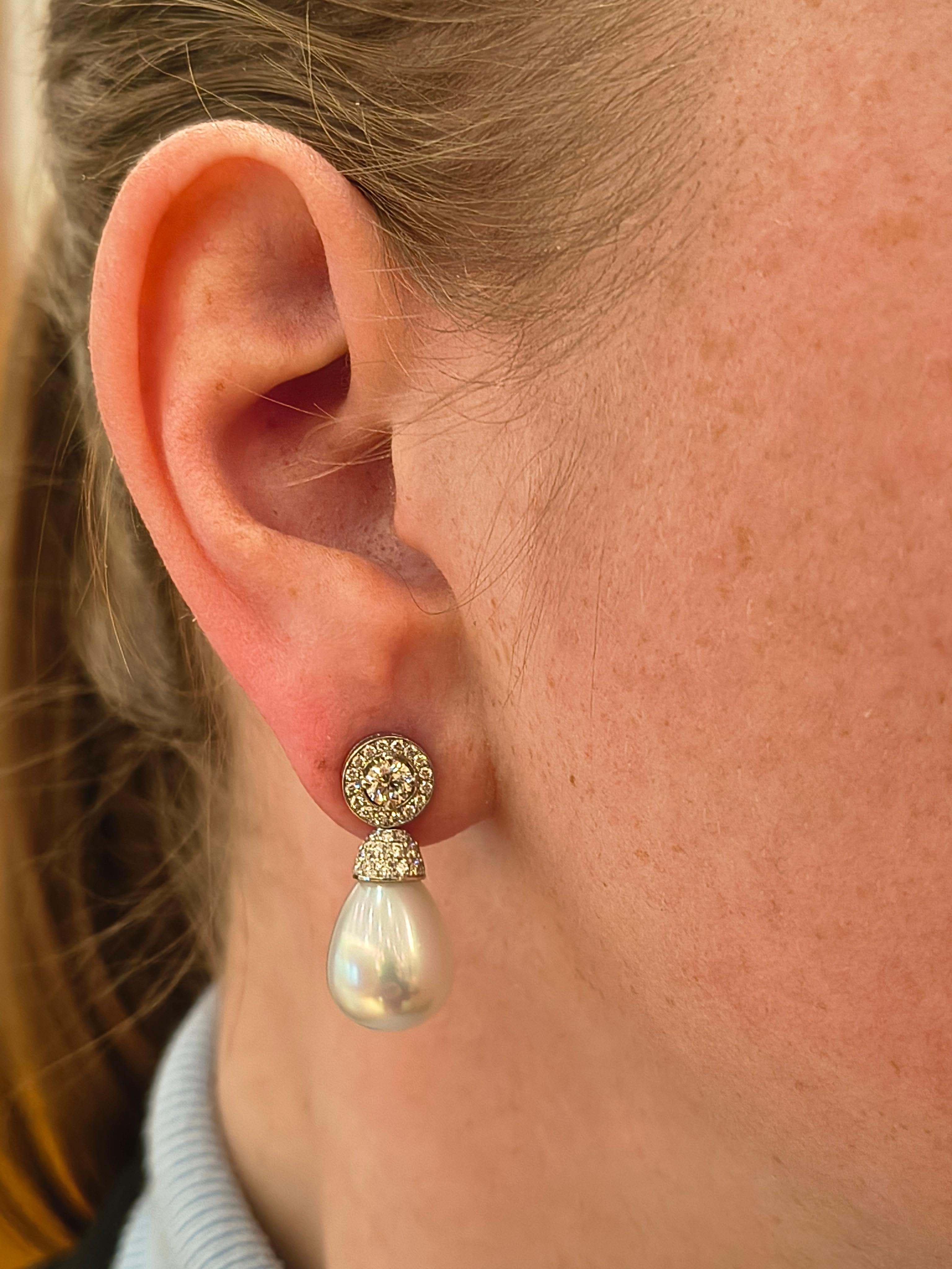Diese exquisiten Tropfenohrringe sind eine zeitlose Mischung aus Eleganz und Raffinesse. Jeder Ohrring besteht aus einer glänzenden weißen Südseeperle in Tropfenform, die für ihre außergewöhnliche Größe, ihren strahlenden Glanz und ihre natürliche