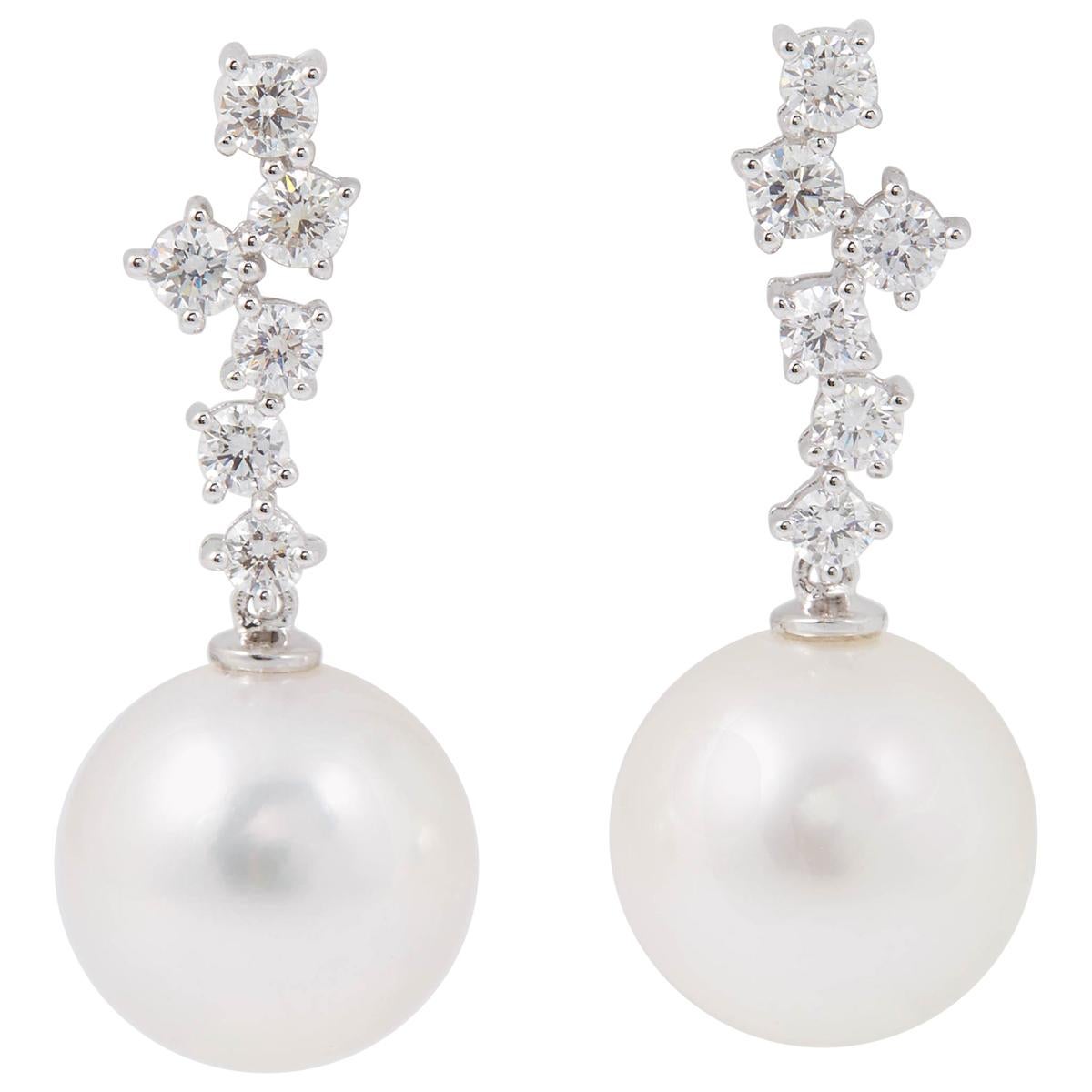 Boucles d'oreilles pendantes élégantes en perles des mers du Sud et diamants