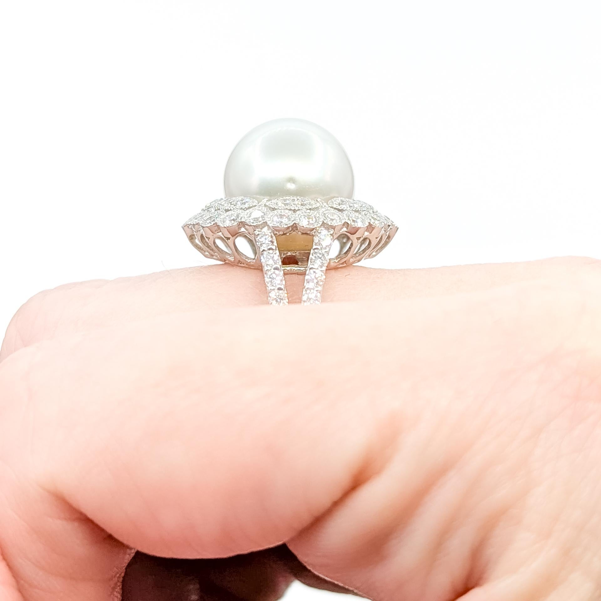 Taglio rotondo Eleganza dell'anello con perle dei mari del sud e diamanti in platino in vendita