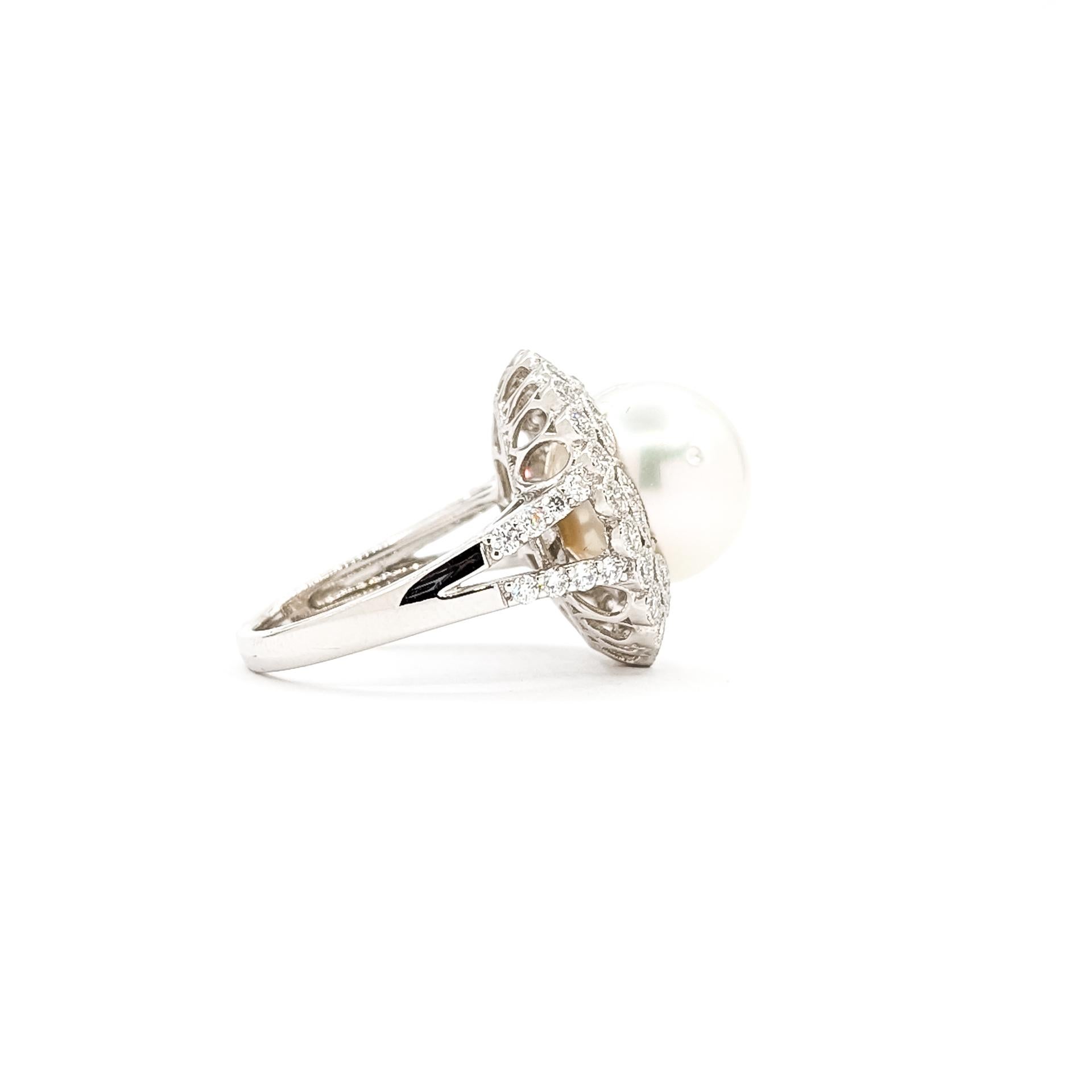 Donna Eleganza dell'anello con perle dei mari del sud e diamanti in platino in vendita