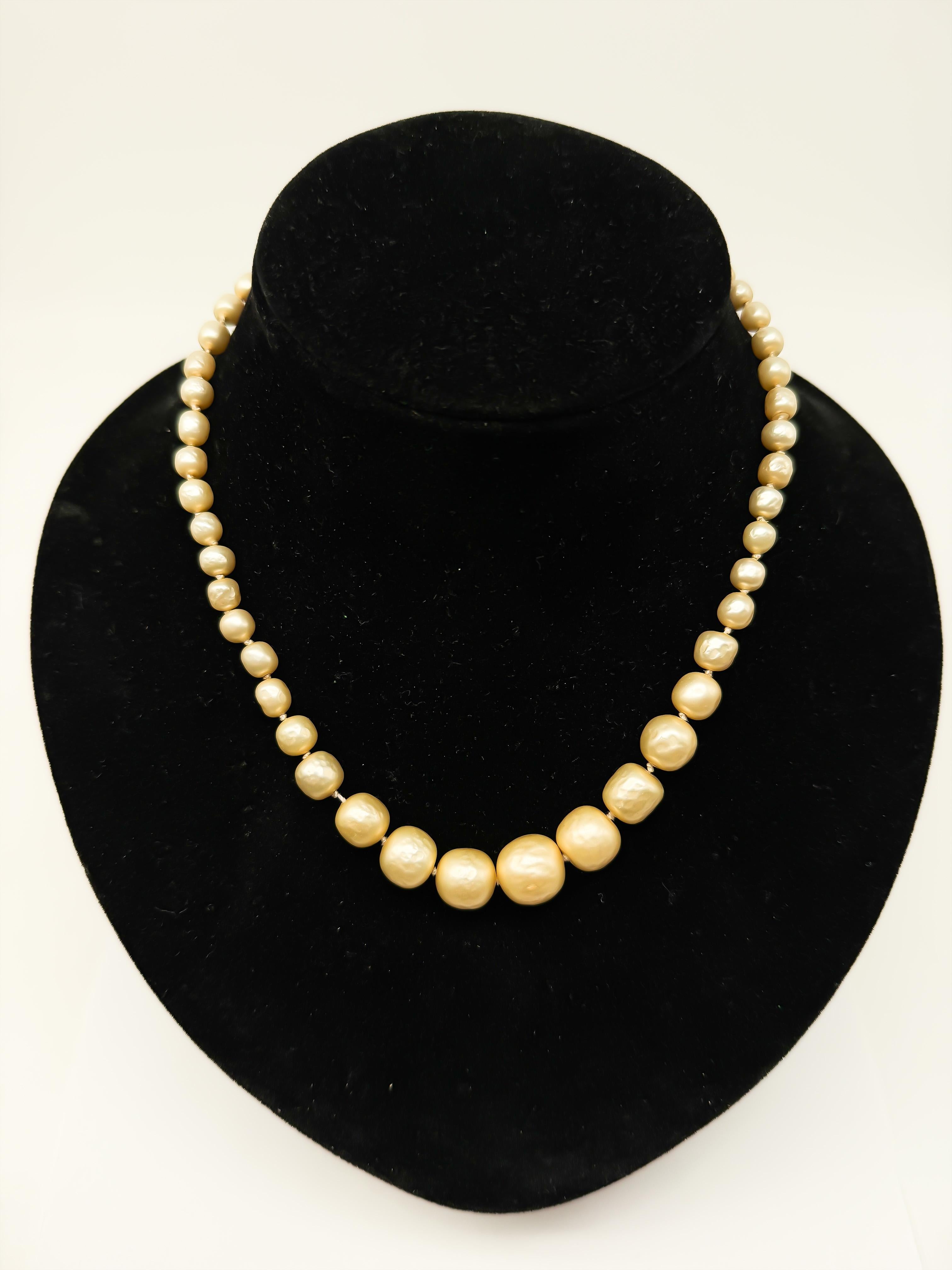 Immergiti nel mondo dell'eleganza classica con questa squisita parure di gioielli, caratterizzata da un elegante ciondolo e da orecchini coordinati. Realizzato in oro giallo massiccio 18 carati, questo ensemble non solo mostra una bellezza senza