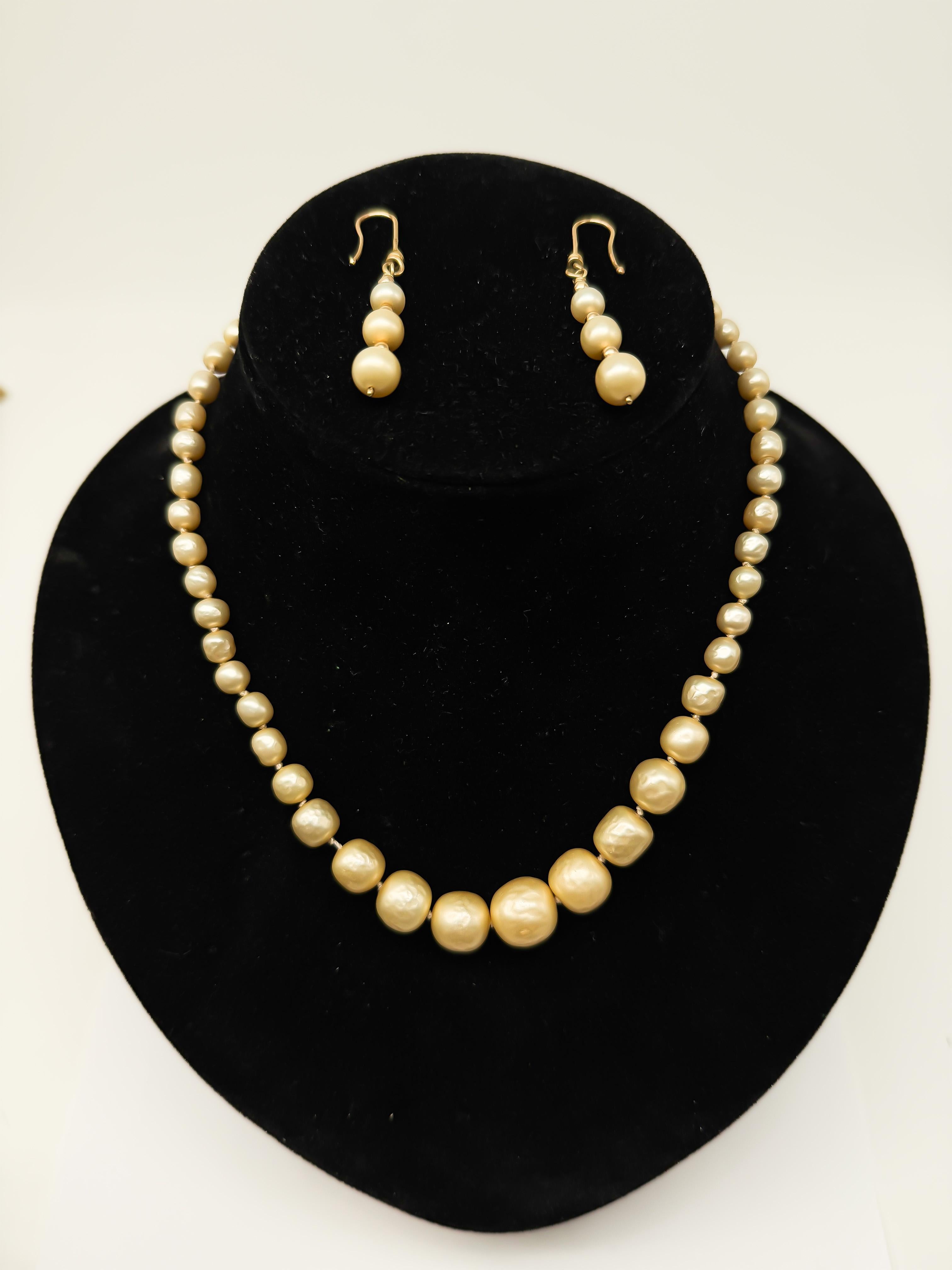 Moderno Eleganza del ciondolo con perle dei mari del sud in oro giallo 18 carati in vendita