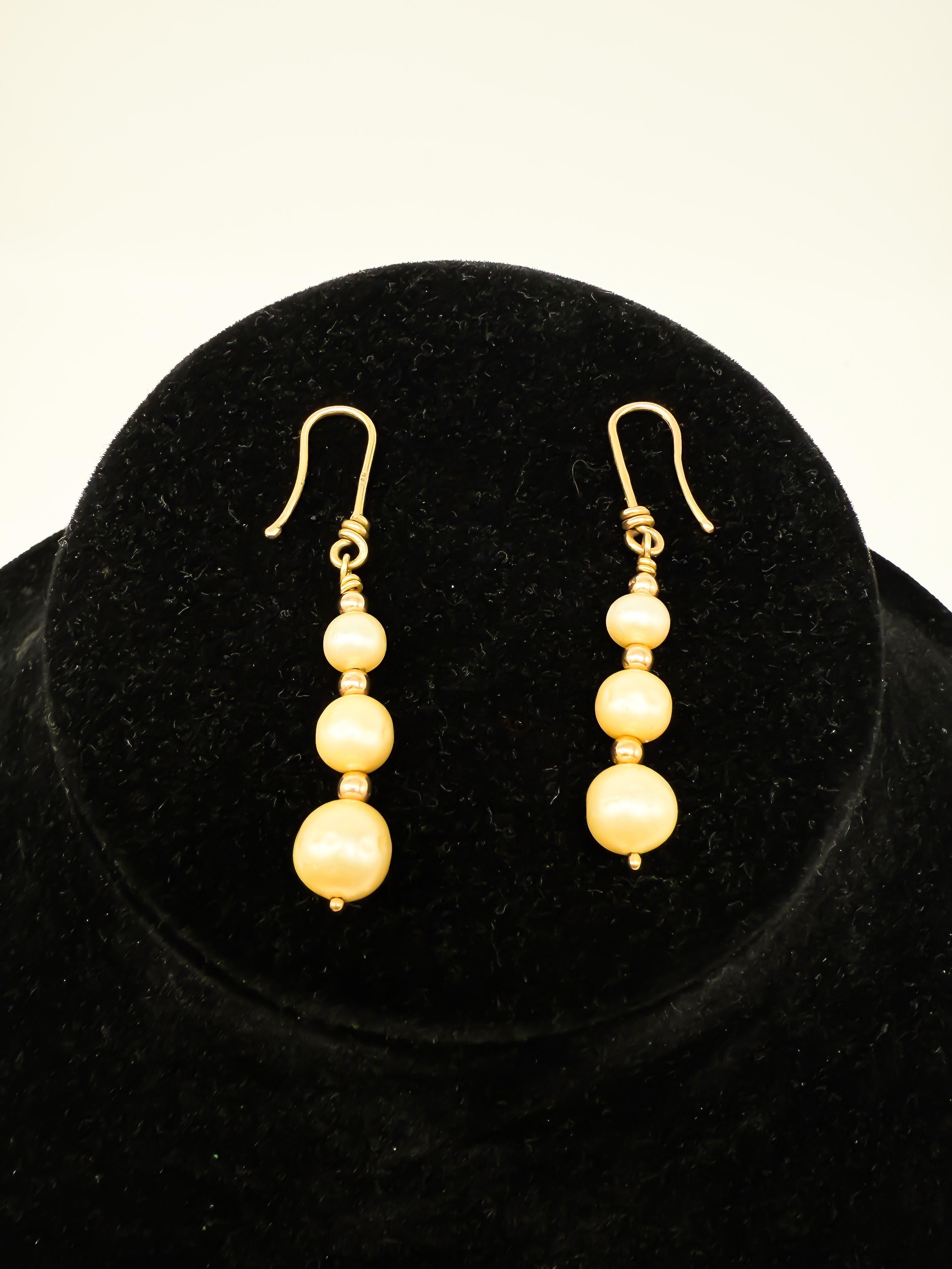Taglio rotondo Eleganza del ciondolo con perle dei mari del sud in oro giallo 18 carati in vendita