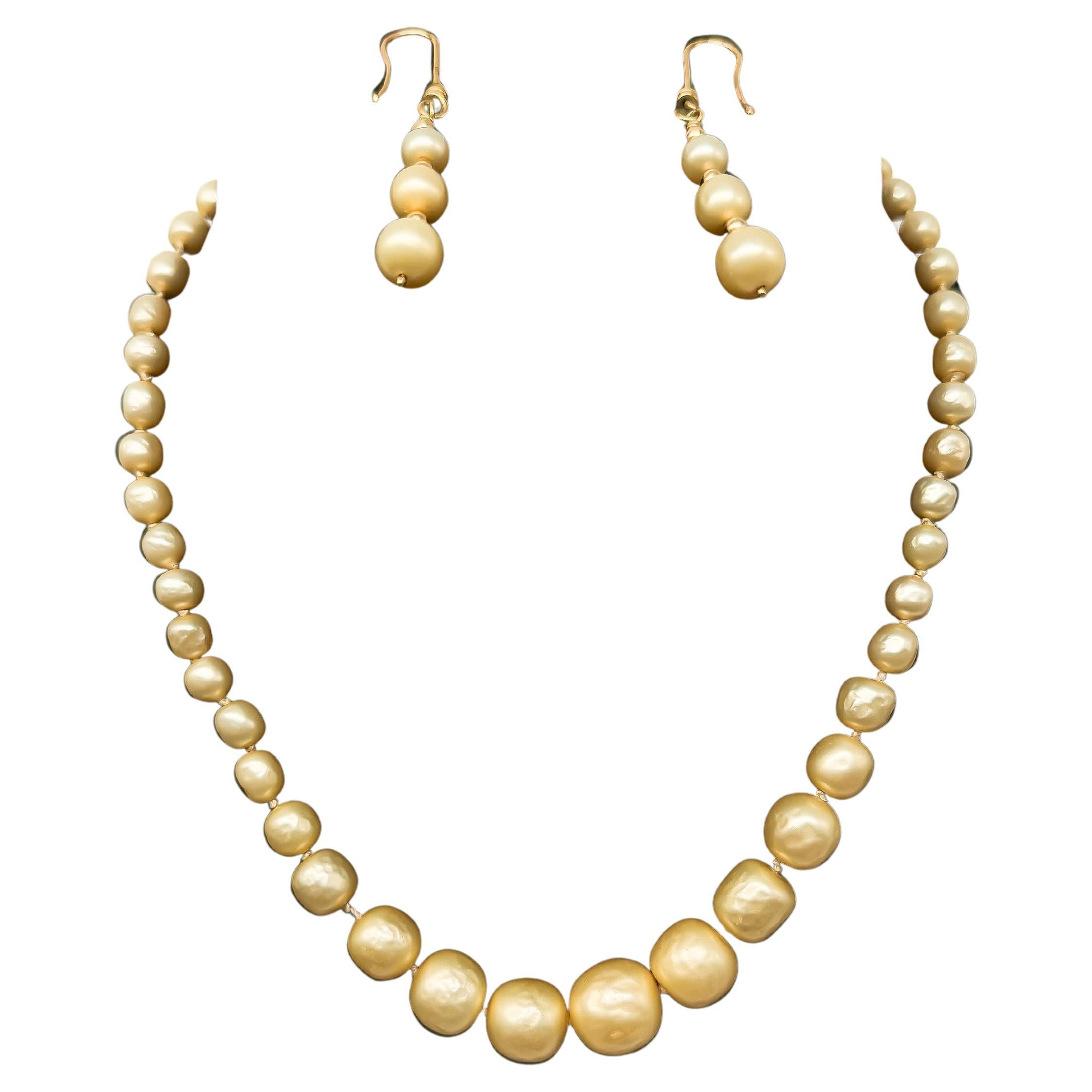 Elegant South Sea Pearl Pendant in 18K Yellow Gold Set