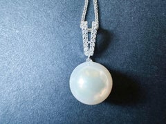 Elegante Colgante de Perlas del Mar del Sur con Detalles de Diamantes en Oro Blanco de 18 K
