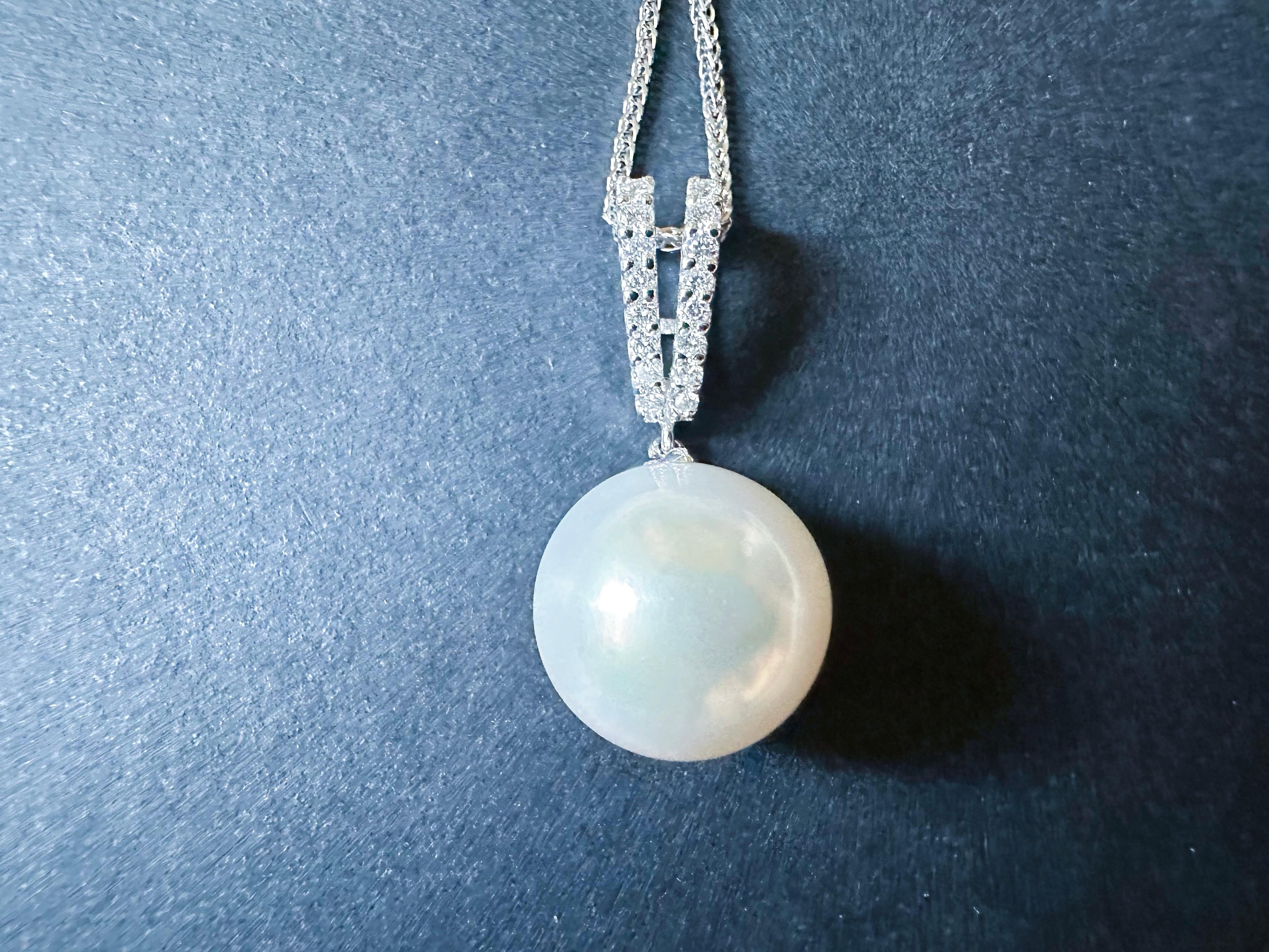 Elegant South Sea Pearl Pendant with Diamond Accents in 18K White Gold Moderno en venta