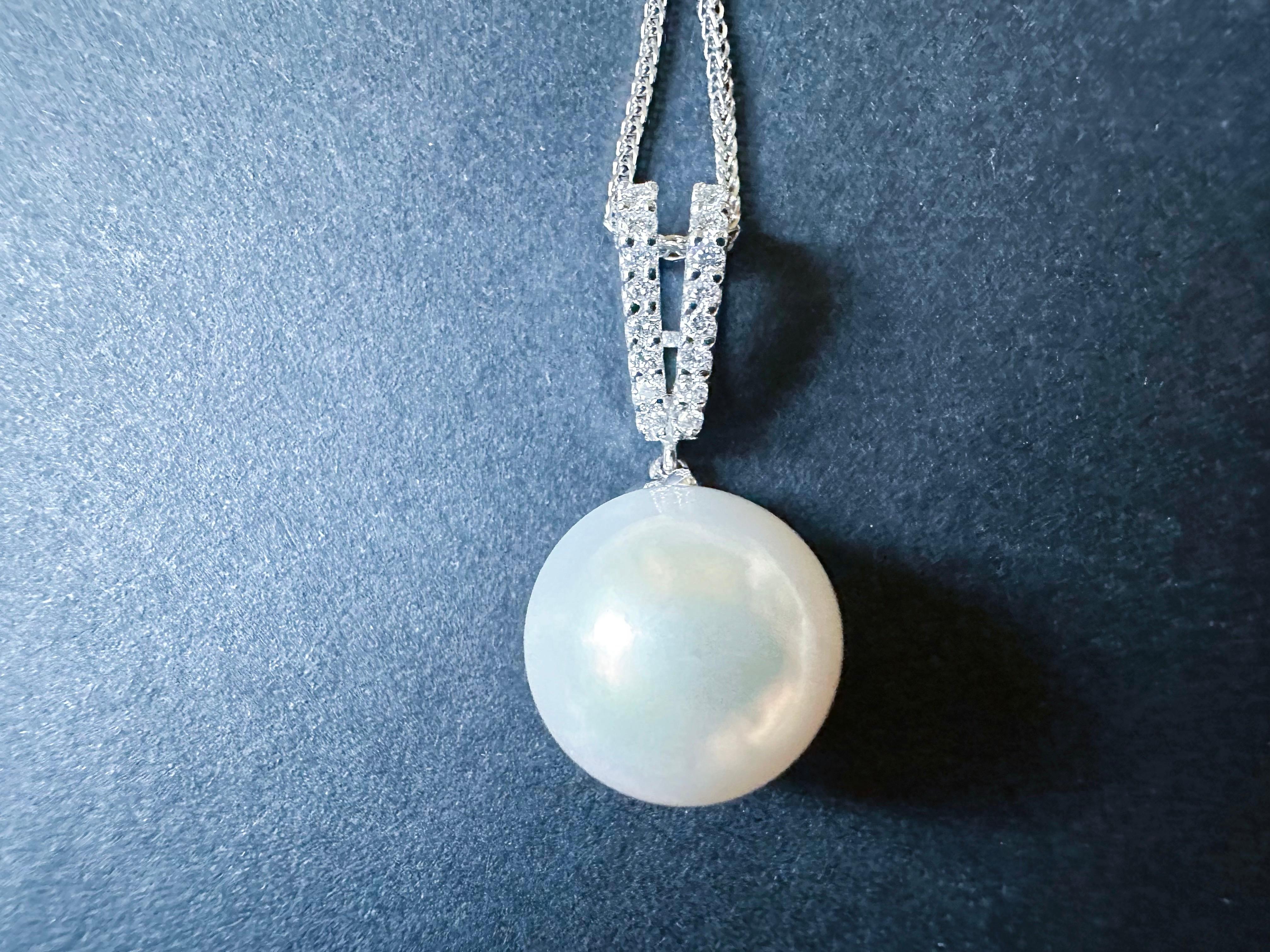 Elegant South Sea Pearl Pendant with Diamond Accents in 18K White Gold Corte redondo en venta