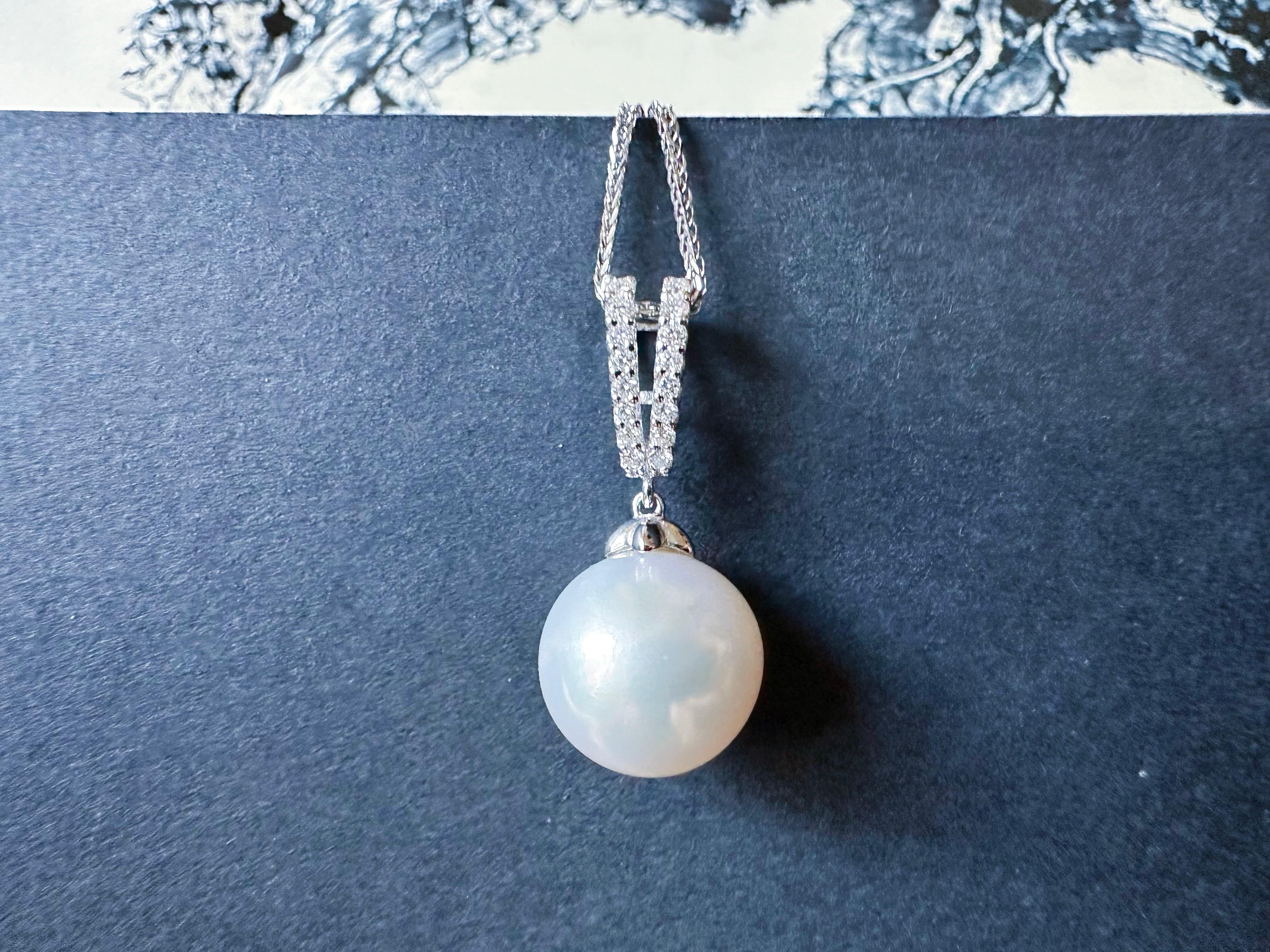 Elegant South Sea Pearl Pendant with Diamond Accents in 18K White Gold en Nuevo estado para la venta en Kowloon, HK