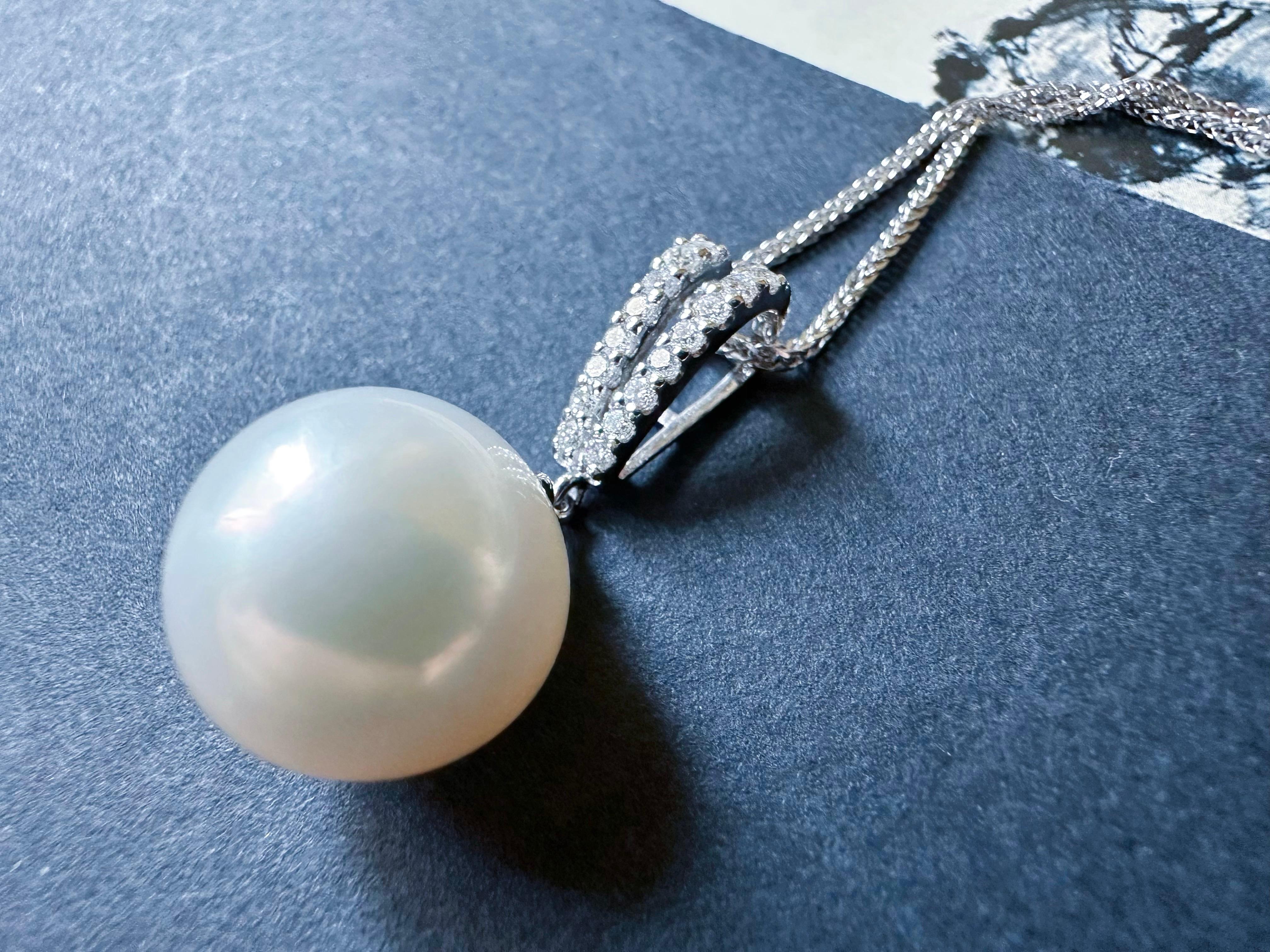 Elegant South Sea Pearl Pendant with Diamond Accents in 18K White Gold en venta 1