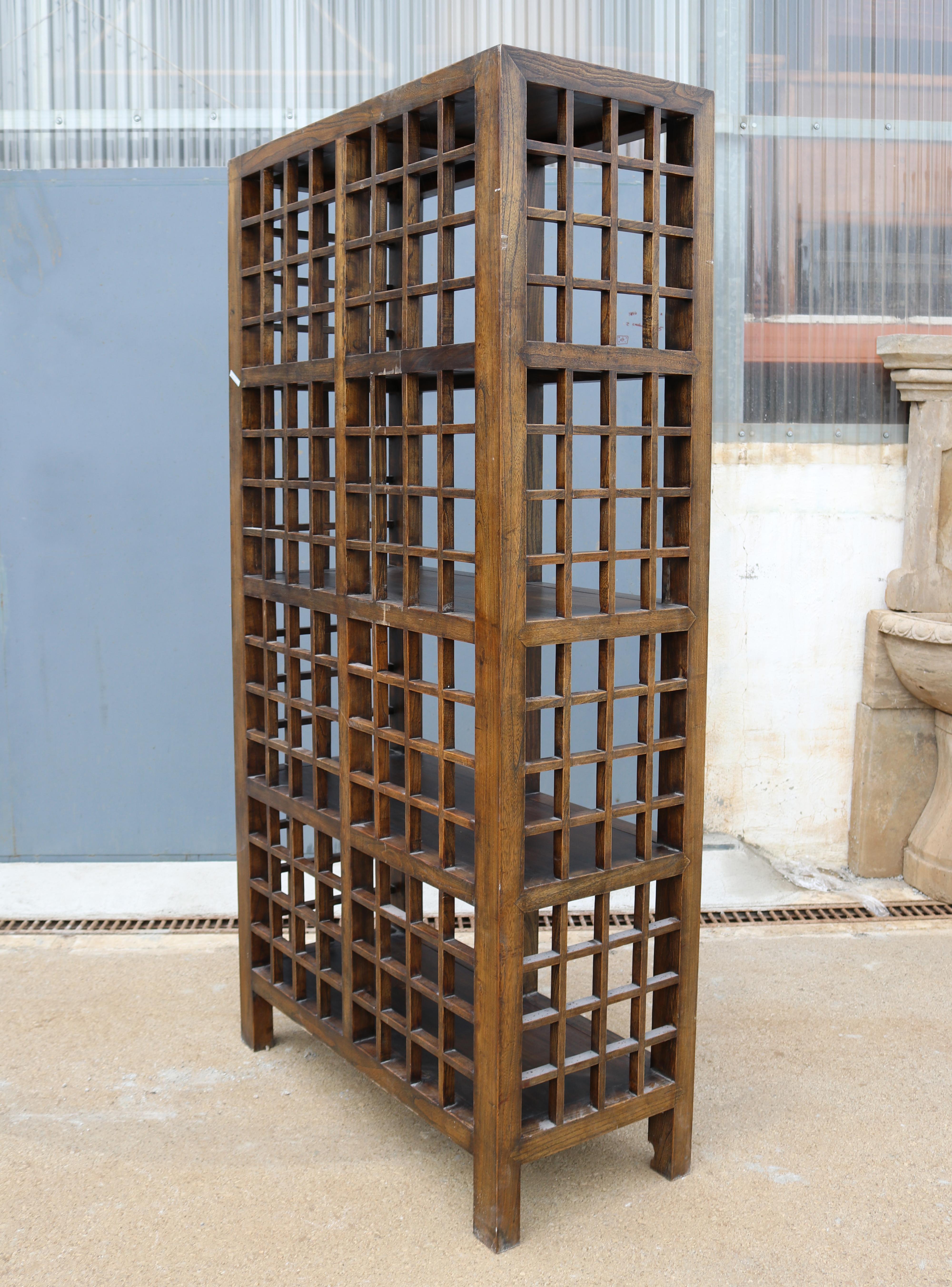 Elegantes elegantes spanisches 4-reihiges Bücherregal aus Ulme mit Gitter im Zustand „Gut“ im Angebot in Marbella, ES