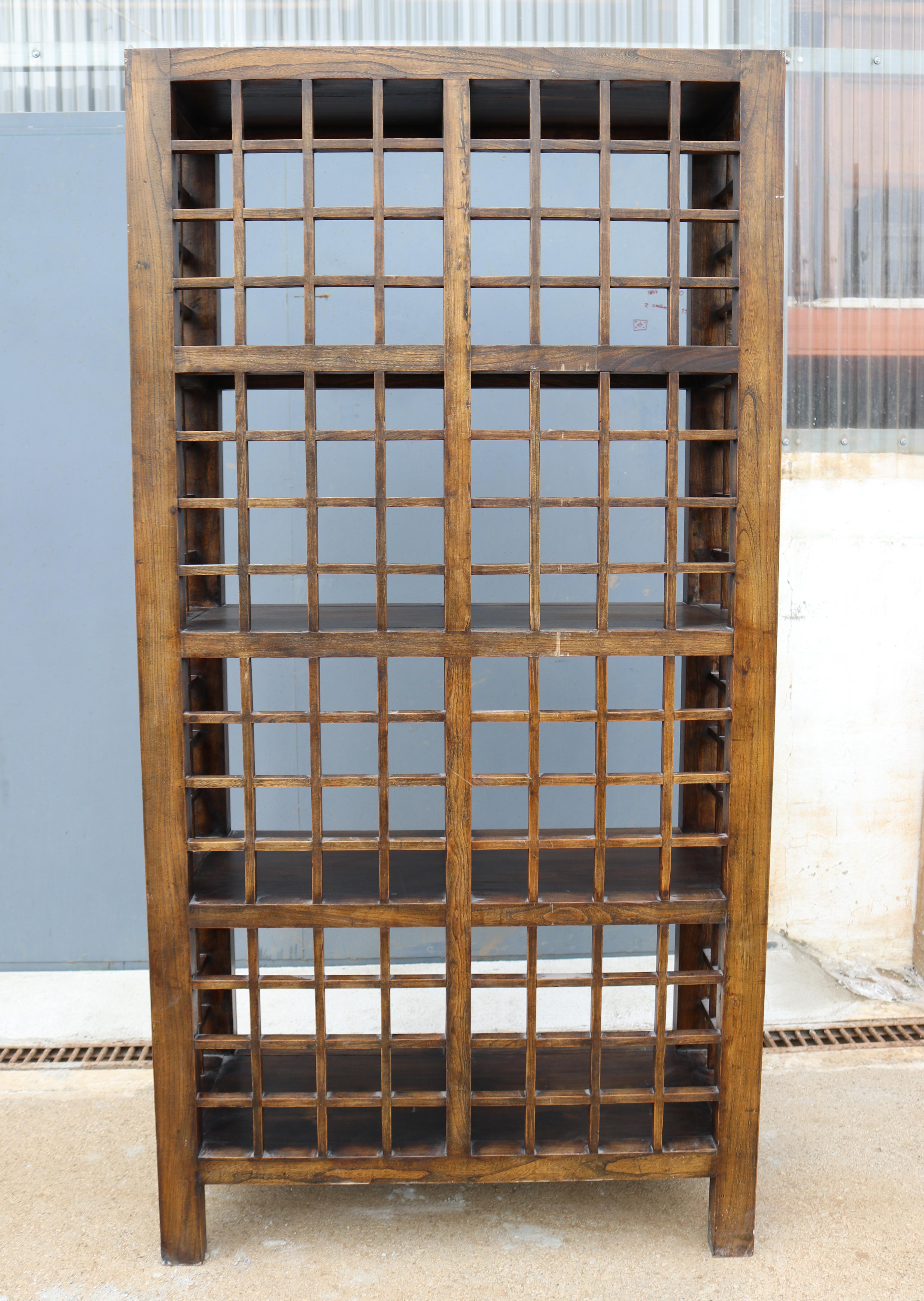 Elegantes elegantes spanisches 4-reihiges Bücherregal aus Ulme mit Gitter (21. Jahrhundert und zeitgenössisch) im Angebot