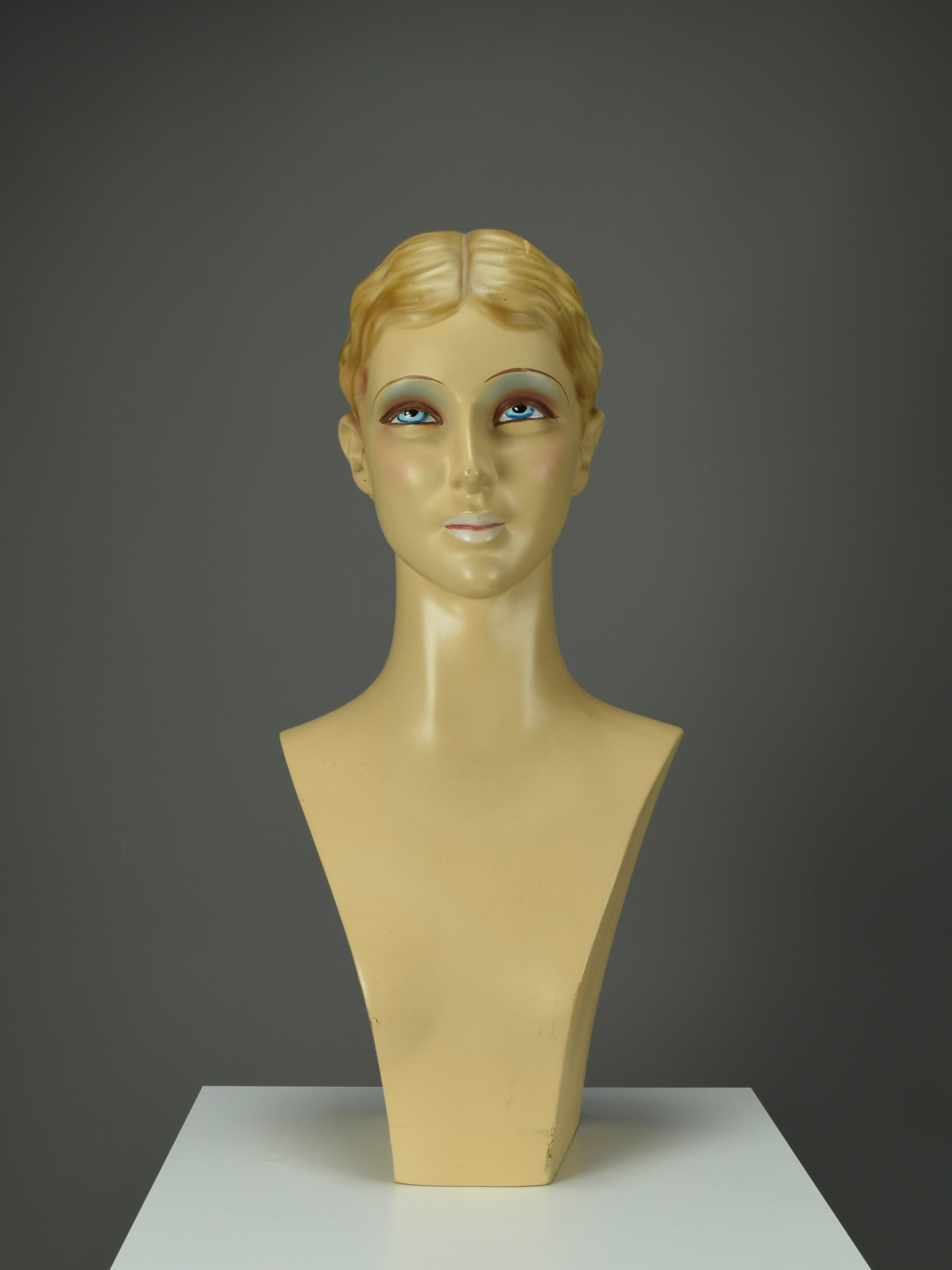 Impresionante Busto Maniquí Español Art Decó de los años 30

Adéntrate en la elegancia de la época Art Déco con este raro y exquisito busto de maniquí de tienda español de los años 30. Esta belleza, que mide 58 cm de alto, 28 cm de ancho y 23 cm de