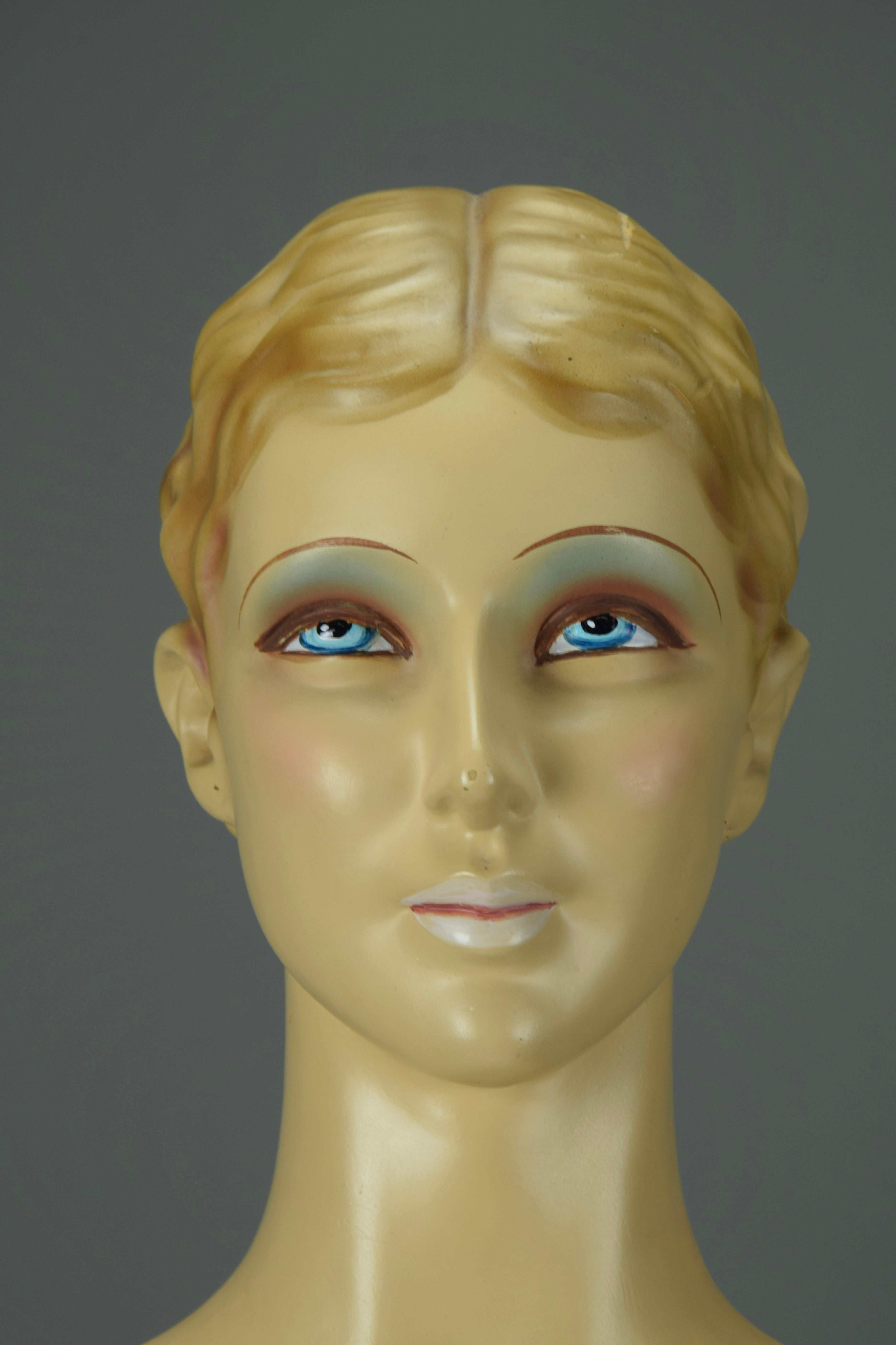 Elegante maniquí expositor de joyas Art Decó español 1930 Yeso en venta