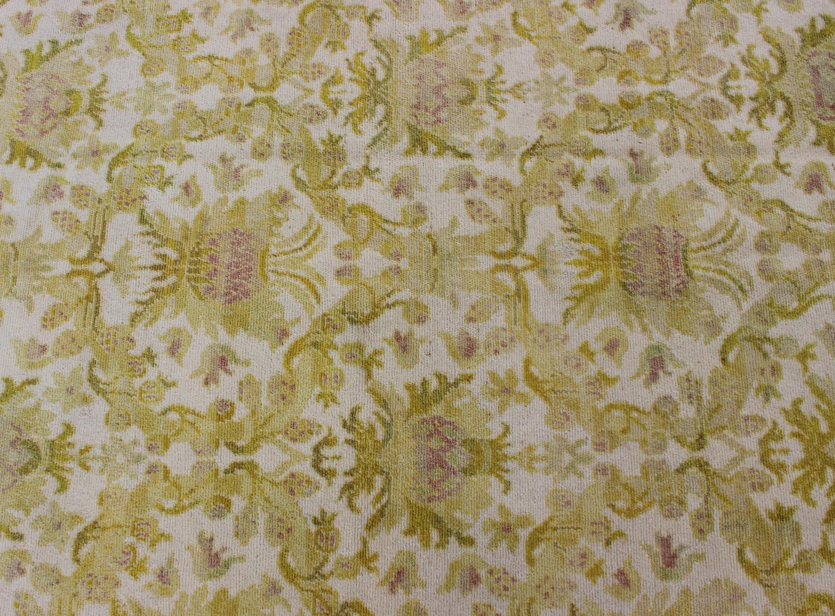 Eleganter spanischer Teppich mit floralem Muster in Goldgrün:: Säuregrün und Weiß im Angebot 2