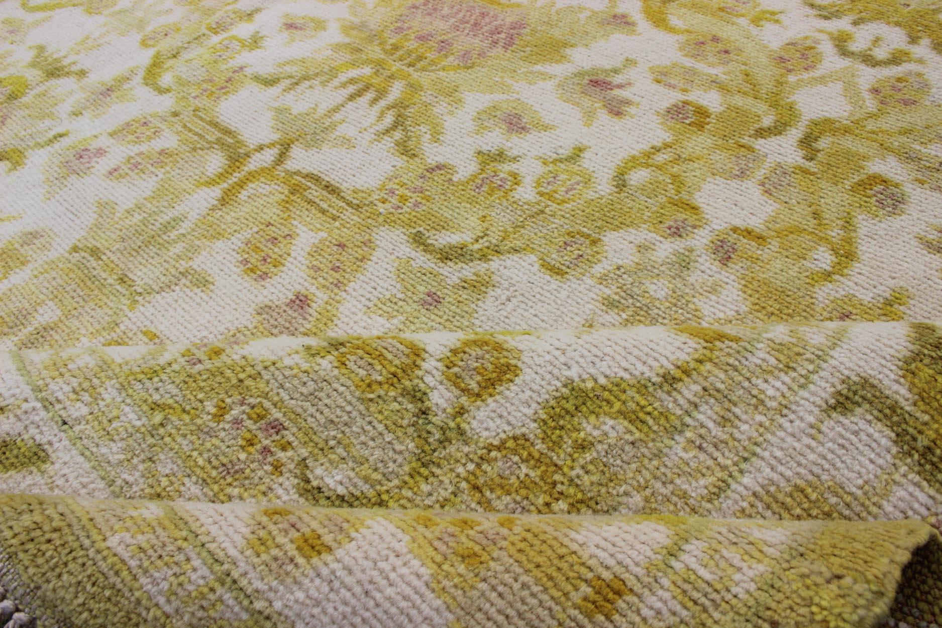 Eleganter spanischer Teppich mit floralem Muster in Goldgrün:: Säuregrün und Weiß im Angebot 3