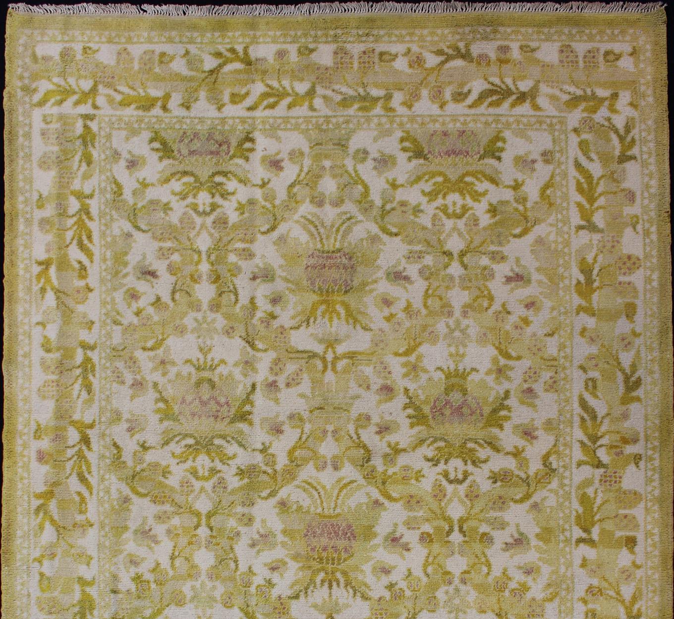 Eleganter spanischer Teppich mit floralem Muster in Gold-Grün, Säure-Grün und Weiß. Teppich S12-1207, Herkunftsland / Art: Spanien / Kunsthandwerk, um 1930

Dieser elegante alte spanische Teppich (um 1950) ist der stolze Erbe einer langen Tradition