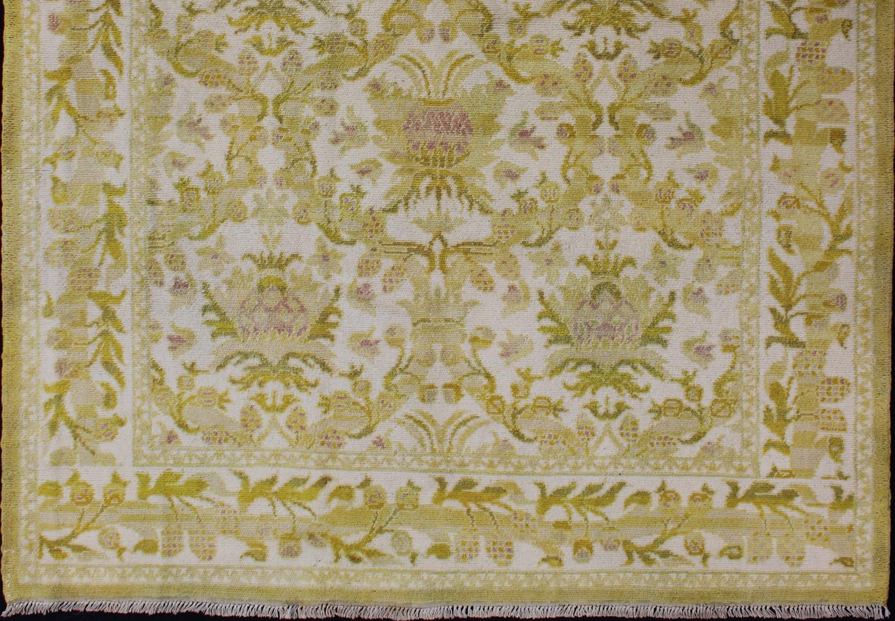 Eleganter spanischer Teppich mit floralem Muster in Goldgrün:: Säuregrün und Weiß (Arts and Crafts) im Angebot