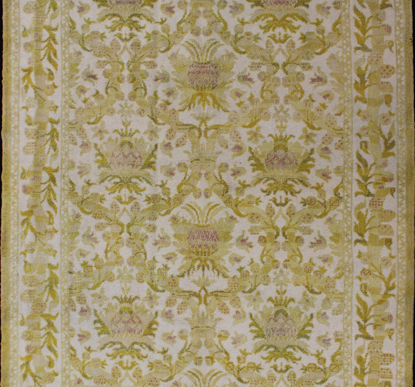 Eleganter spanischer Teppich mit floralem Muster in Goldgrün:: Säuregrün und Weiß (Spanisch) im Angebot